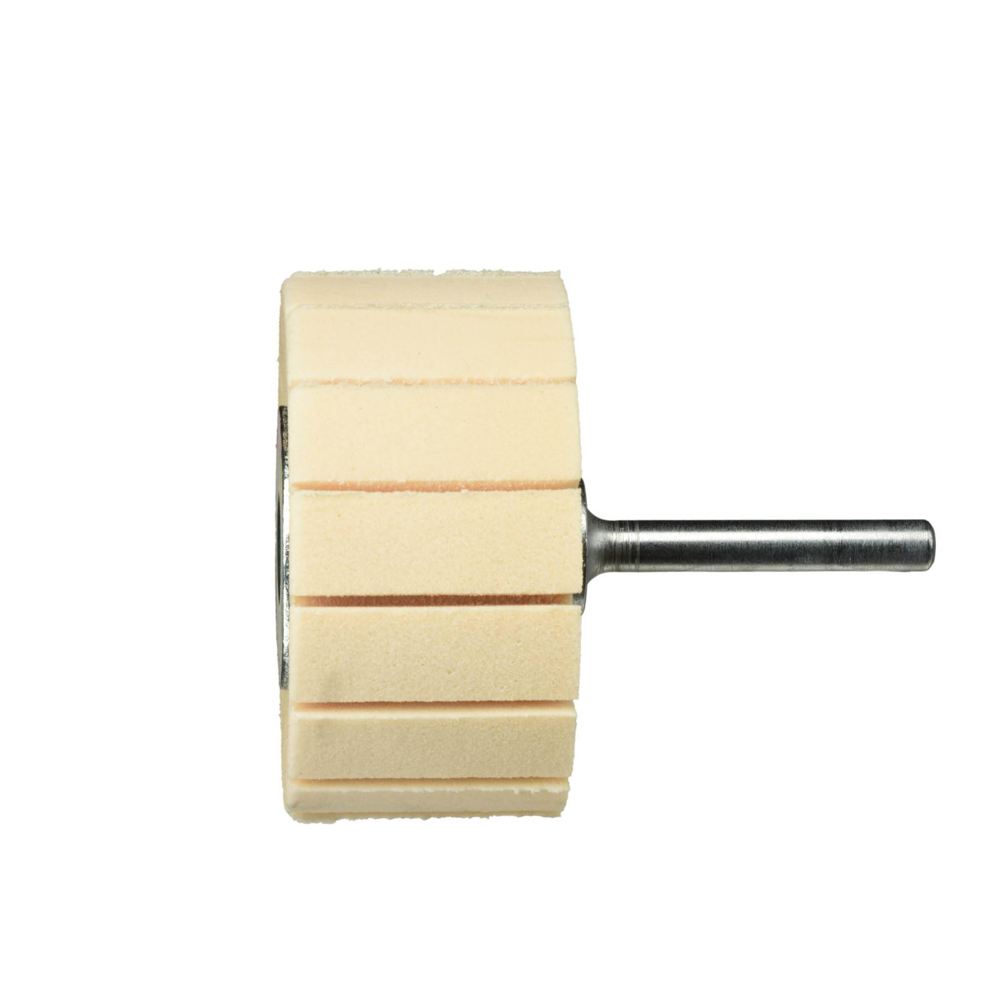 Beiger zylindrischer Polierschleifstein mit mehreren Segmenten und einer Metallachse, verwendet zum Polieren von Materialien in industriellen Umgebungen.