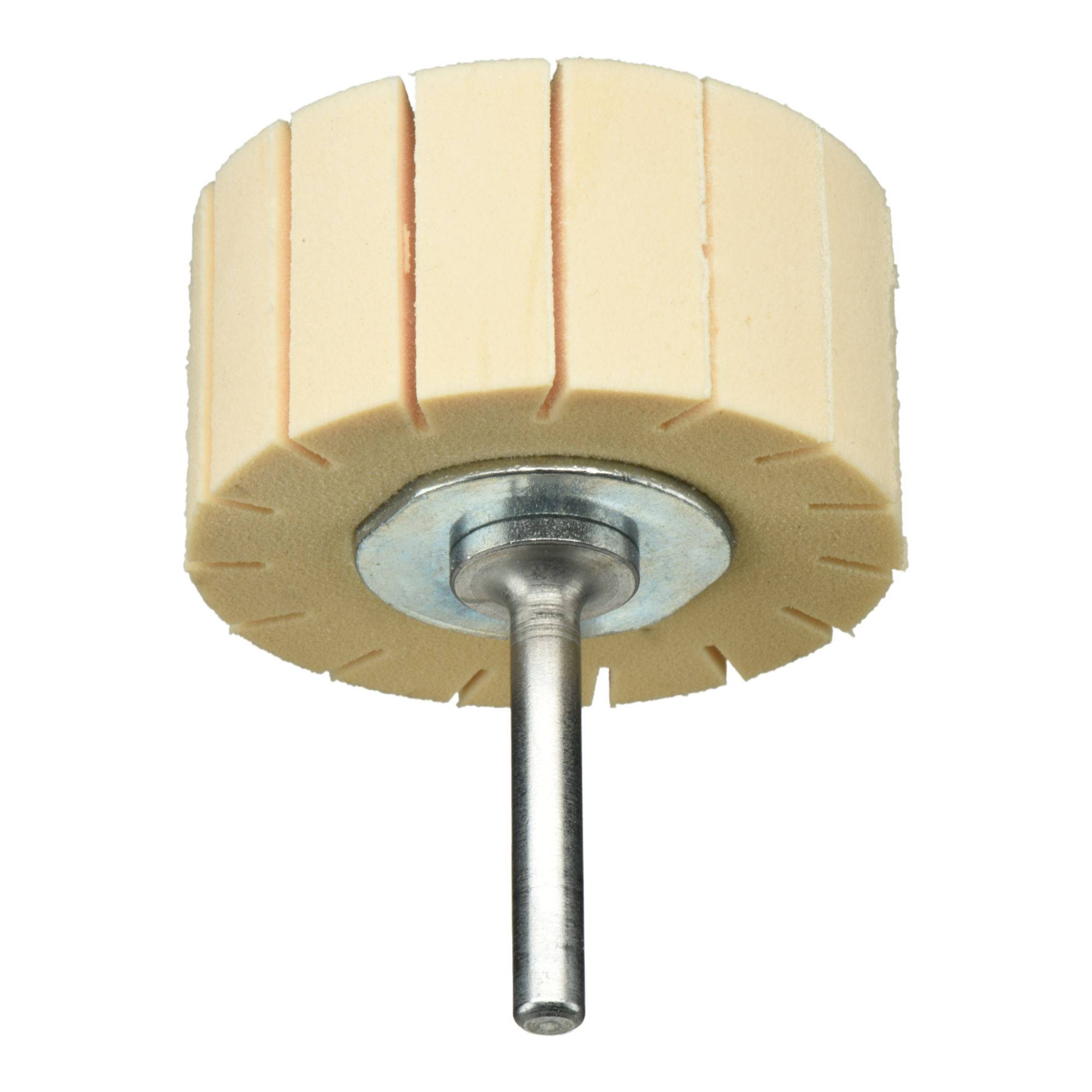 Ein beiger Lamellenschleifstein mit vertikalen Schlitzen und einer zentralen Metallachse, verwendet zum Schleifen und Finishing von Oberflächen.