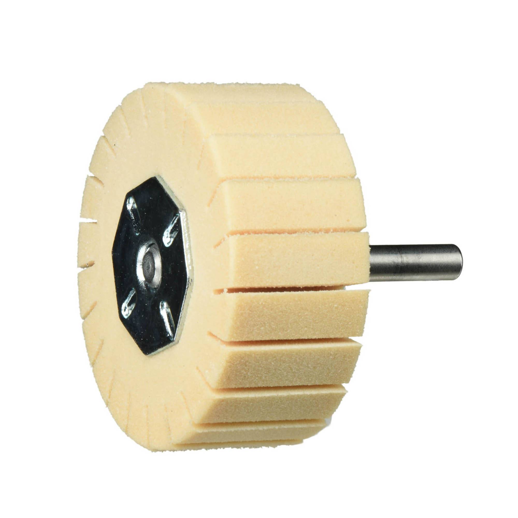 Ein beiger Polierscheibe mit einer zentralen Metallscheibe und einem angeschlossenen zylindrischen Stab, verwendet zum Polieren oder Glätten von Oberflächen.