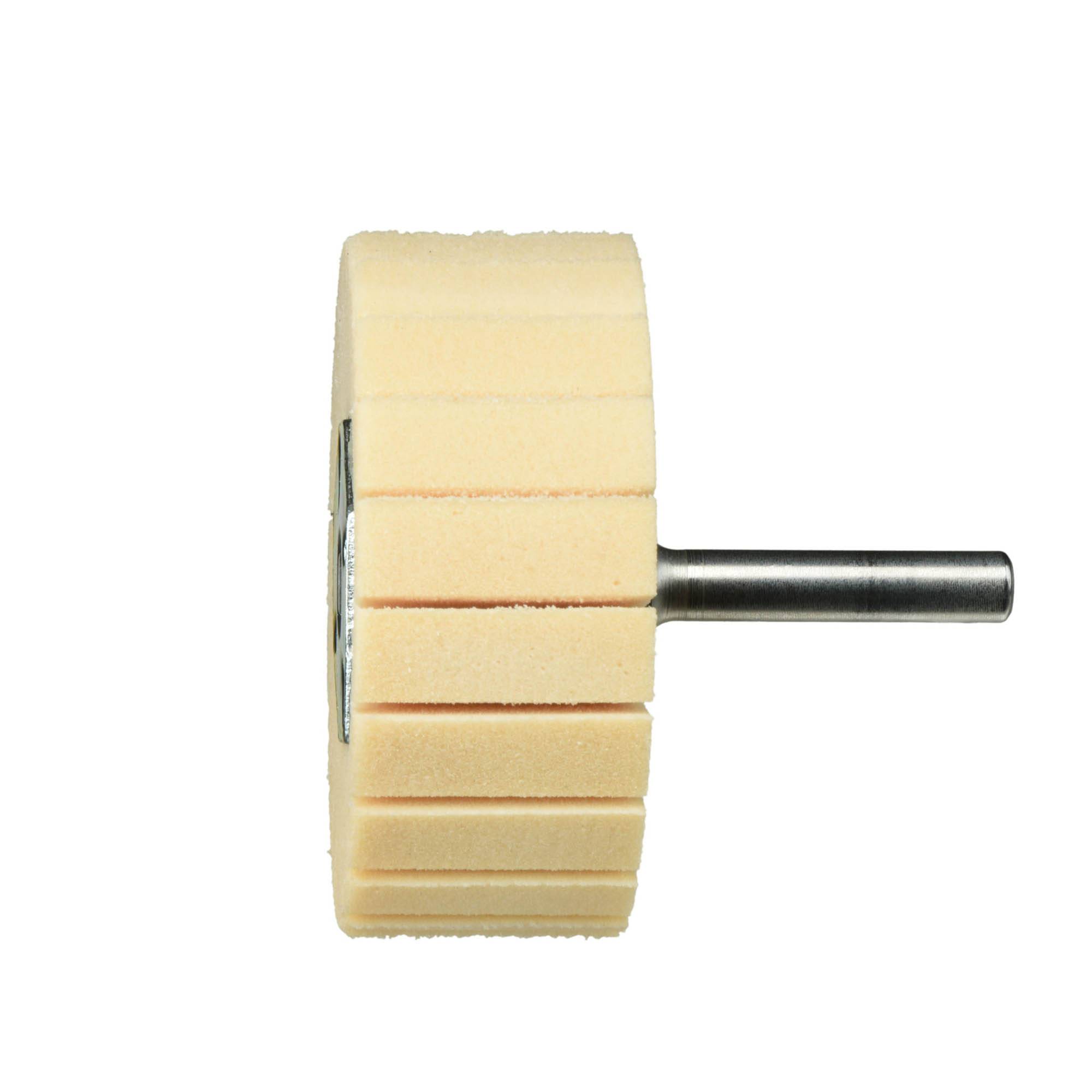 Ein zylindrischer Polierrad mit gerillten Kanten, an einer Metallachse befestigt, von der Seite gegen einen weißen Hintergrund gesehen.