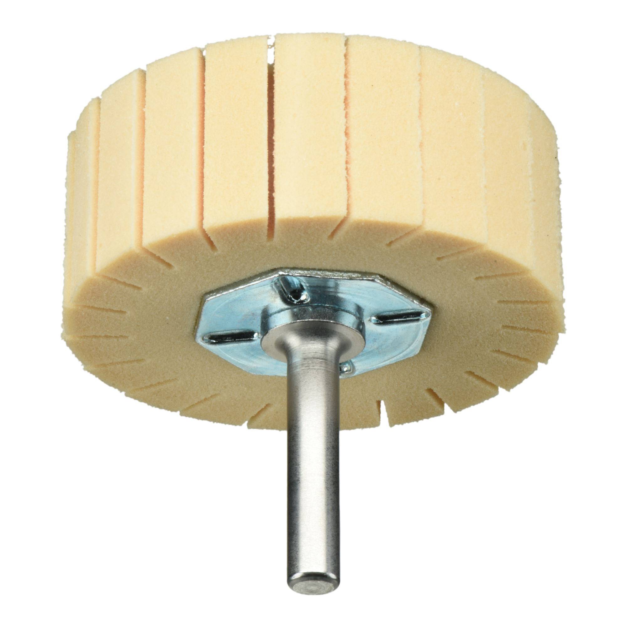 Ein beiger Schaumstoffrad mit Schlitzen, das auf einer Metallstange befestigt ist und zum Polieren oder Schleifen in Elektrowerkzeugen verwendet wird.