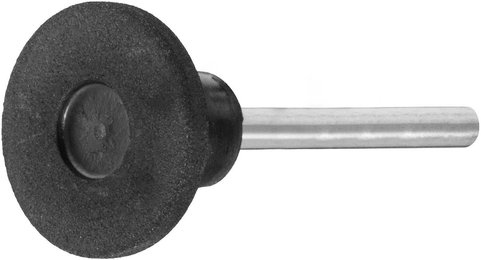 Ein dunkles Schleifrad mit einem Metallschaft, verwendet zum Schleifen oder Schneiden, isoliert auf weißem Hintergrund.