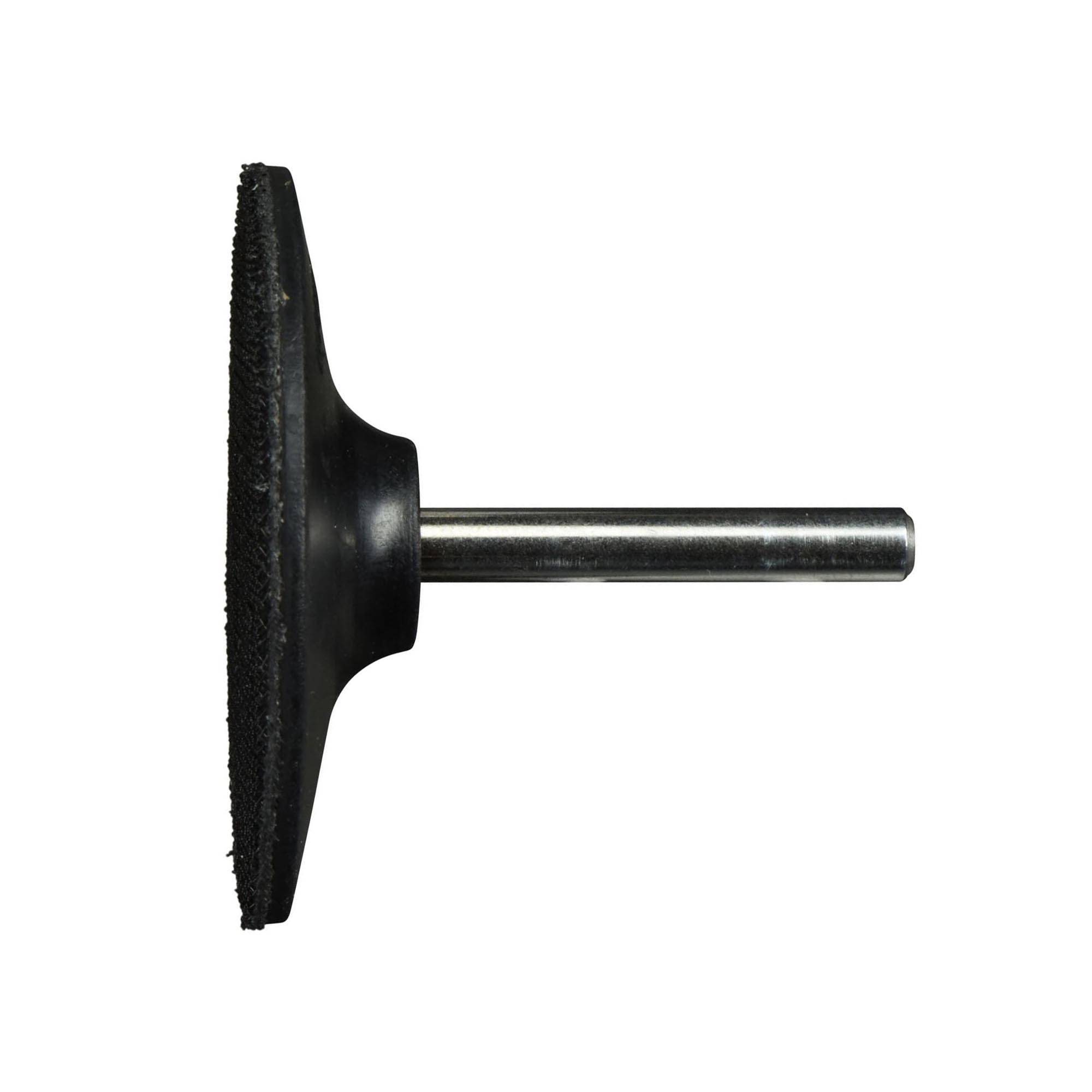 Eine Seitenansicht eines schwarzen Schleifrades, das an einer Metallwelle befestigt ist und zum Glätten von Oberflächen verwendet wird, isoliert auf einem weißen Hintergrund.