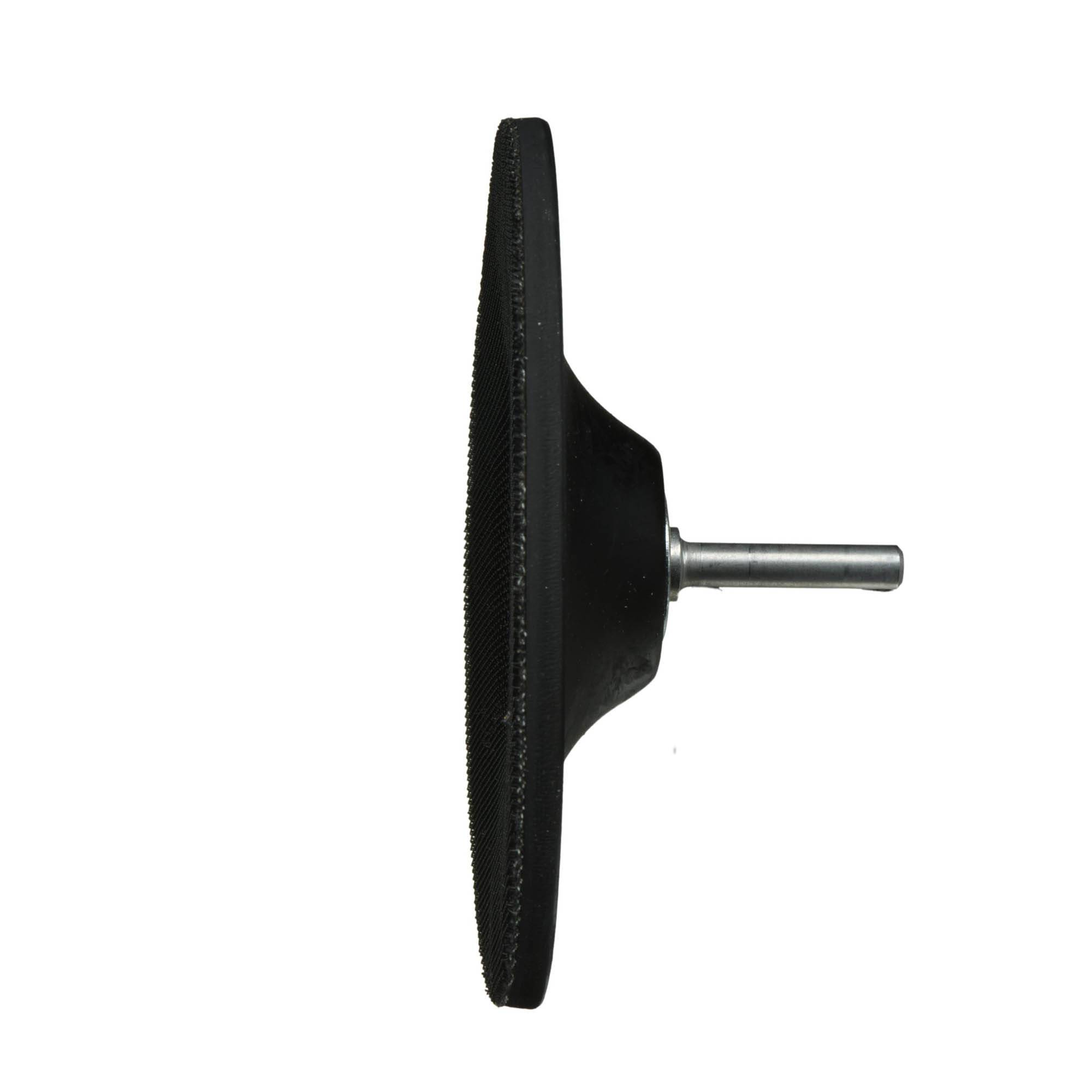 Eine Seitenansicht einer runden, schwarzen Schleifscheibe mit einem Metallanbauschaft für die Verwendung mit Elektrowerkzeugen.