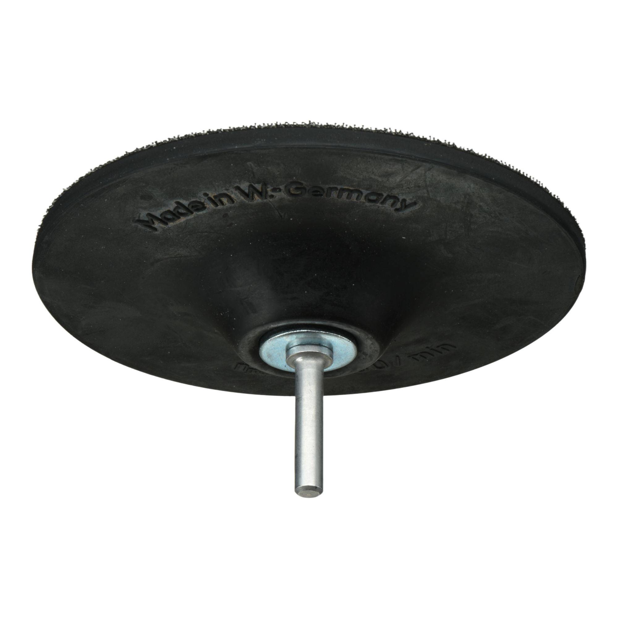 Ein schwarzes, kreisförmiges Gummipufferpad mit einer Metallstange in der Mitte, auf der Oberfläche mit 'Made in W. Germany' graviert.