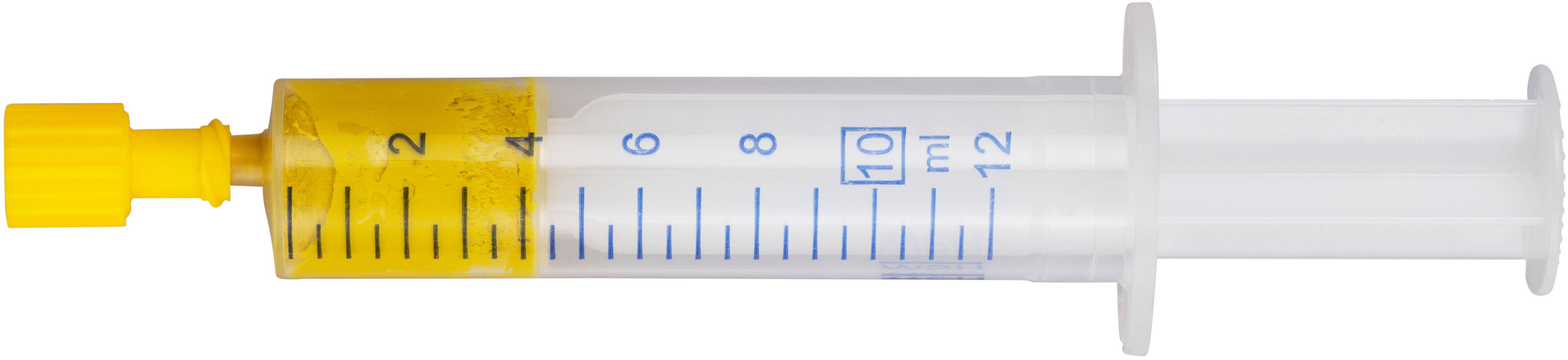 Eine durchsichtige Plastikspritze, gefüllt mit gelber Flüssigkeit, mit Messmarkierungen von 2 bis 12 ml und einem gelben Verschluss an der Spitze.