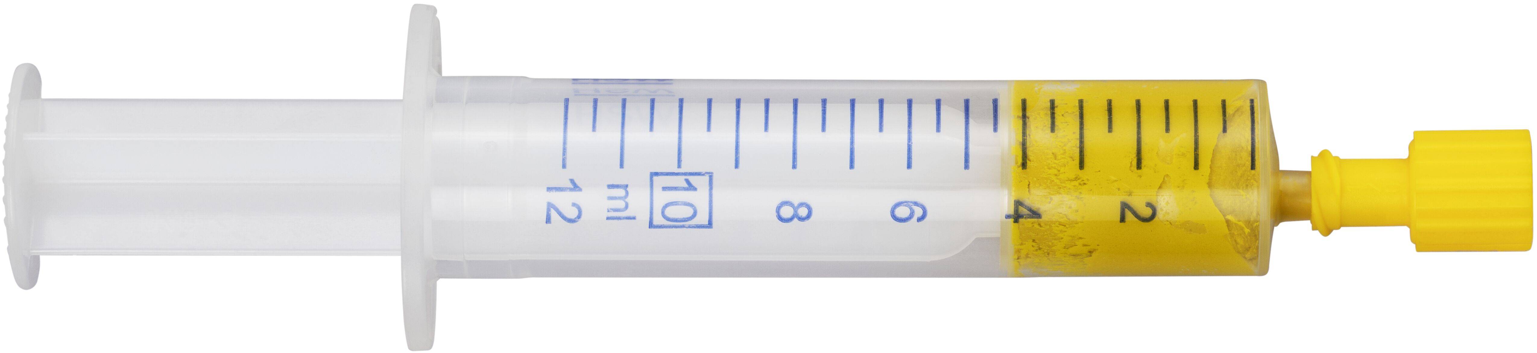 Eine Spritze, gefüllt mit einer gelben Flüssigkeit, mit Messlinien von 2 bis 10 markiert, wahrscheinlich zur präzisen Dosierung oder Messung verwendet.