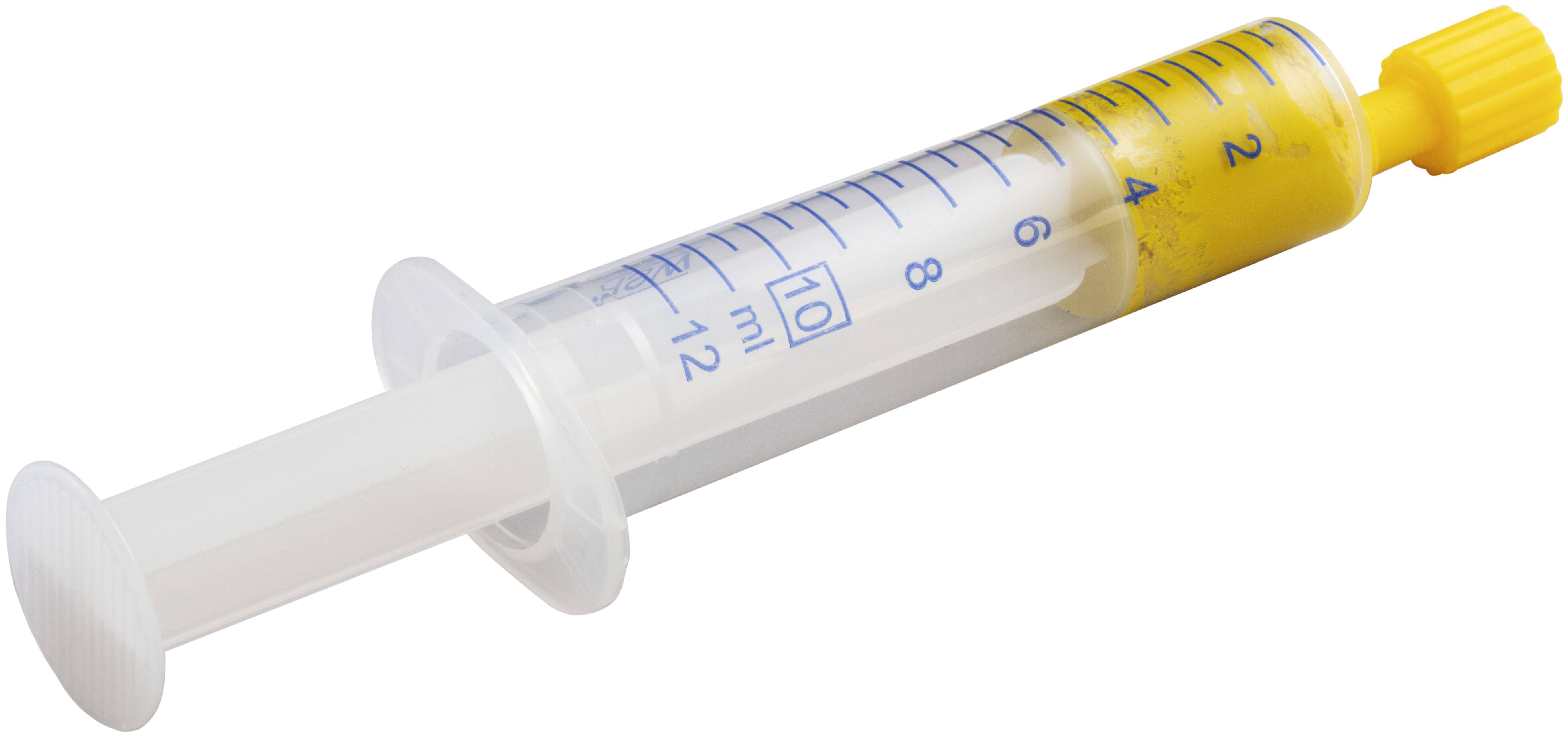 Eine 10-ml-Spritze, gefüllt mit einer gelben Flüssigkeit, deutlich mit Messmarkierungen versehen, horizontal liegend mit einem gelben Verschlussdeckel am Kolbenende.