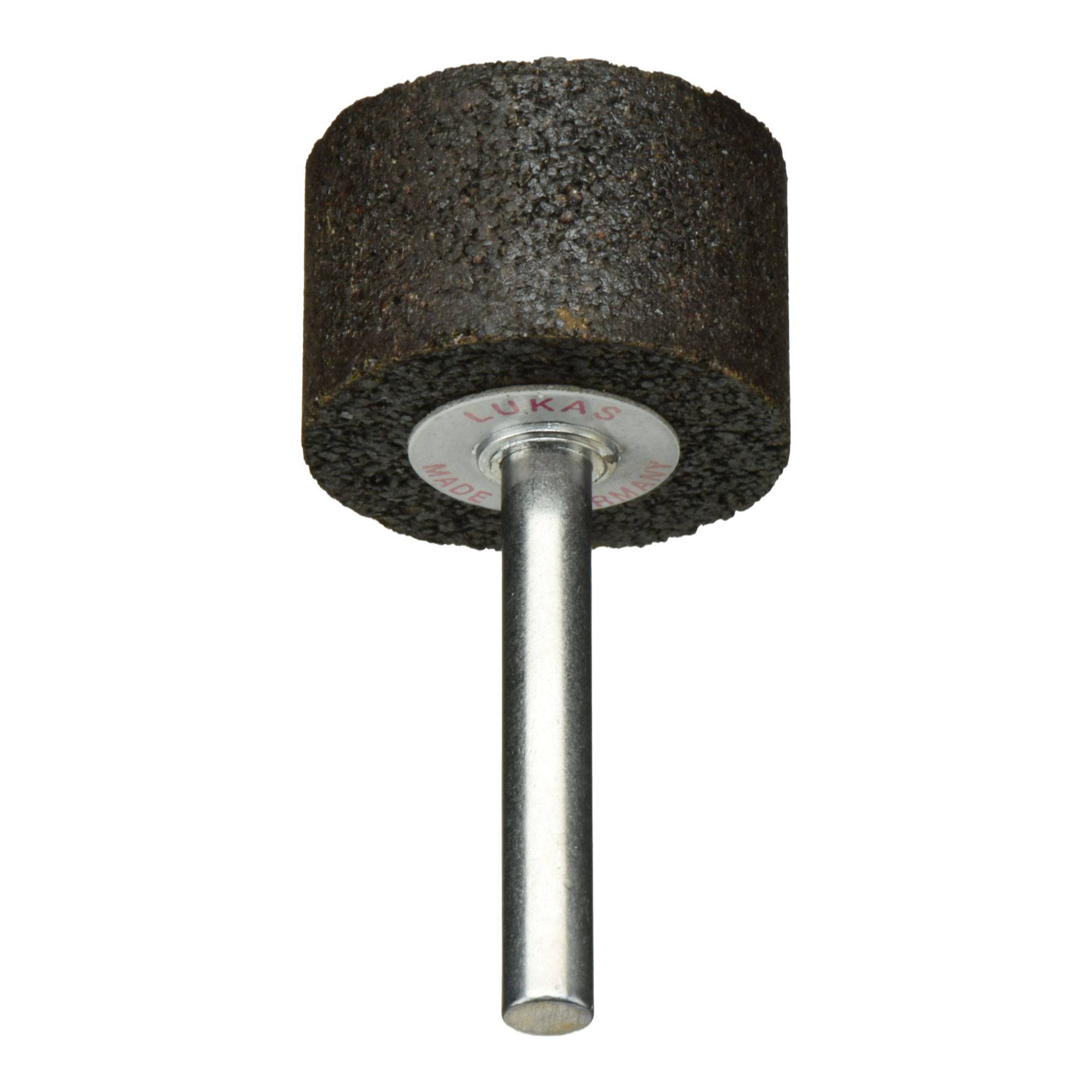 Ein zylindrischer Schleifkopf mit grober dunkler Oberfläche und Metalldorn, der zur präzisen Formgebung und Oberflächenbearbeitung von Werkzeugen oder Oberflächen verwendet wird.