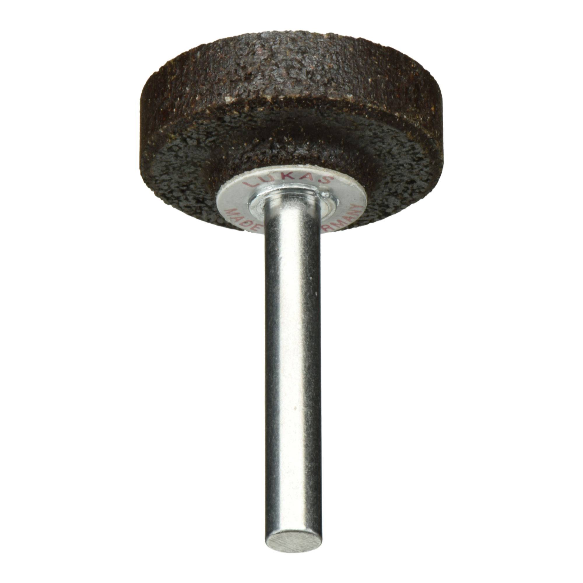 Ein zylindrischer Schleifstein mit einer Metallachse, der zum Schärfen oder Glätten von Oberflächen verwendet wird, vor einem weißen Hintergrund präsentiert.