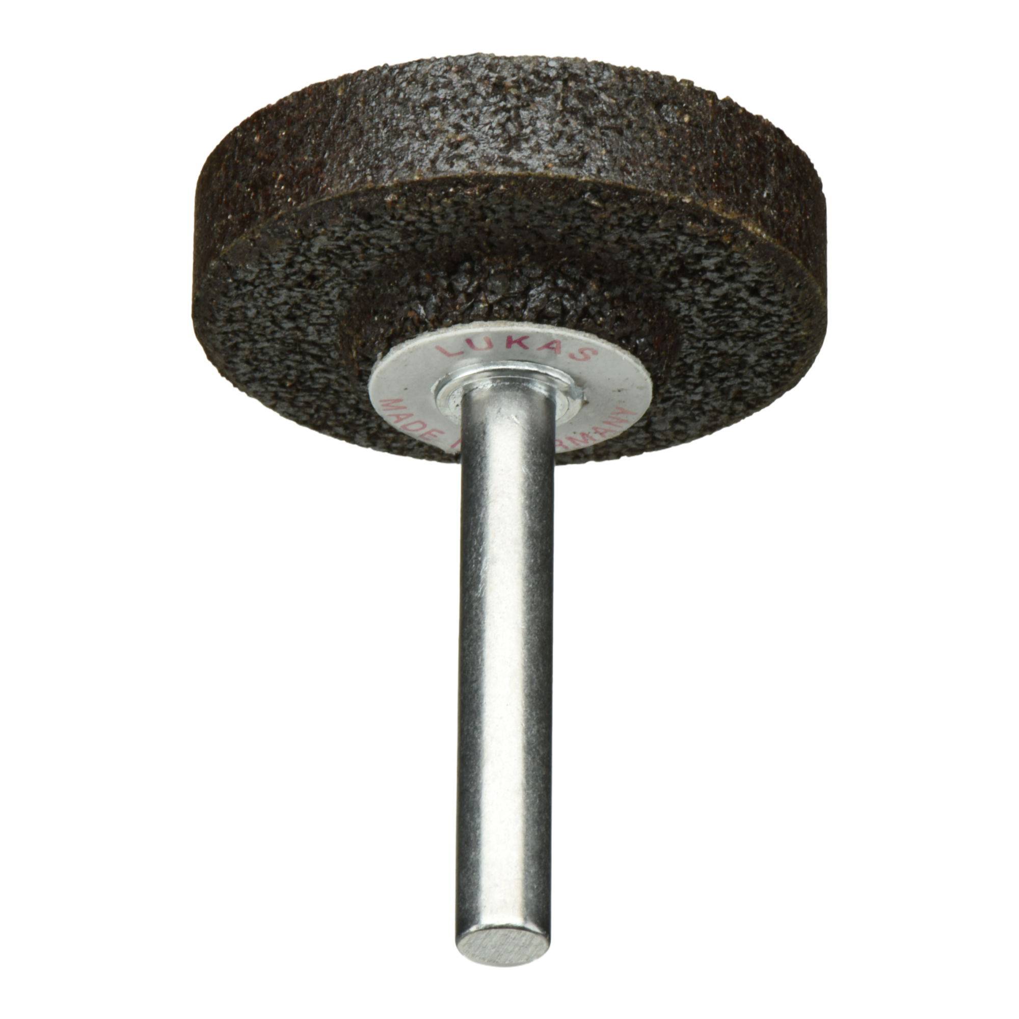 Ein zylindrischer Schleifstein mit einer Metallachse, verwendet zum Schärfen und Formen, vor einem einfarbigen weißen Hintergrund.