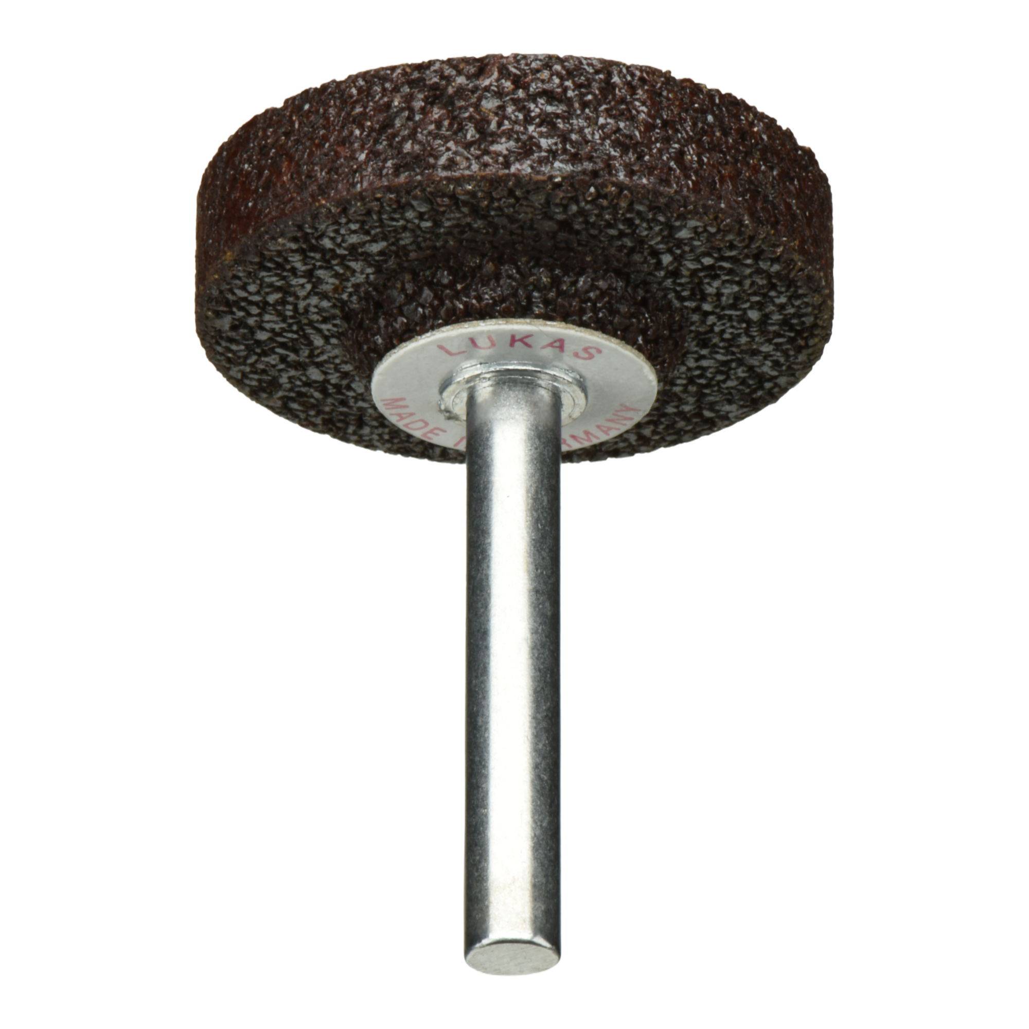 Ein brauner zylindrischer Schleifstein mit einem nach unten ragenden Metallschaft, der zum Formen oder Schärfen von Metalloberflächen verwendet wird.