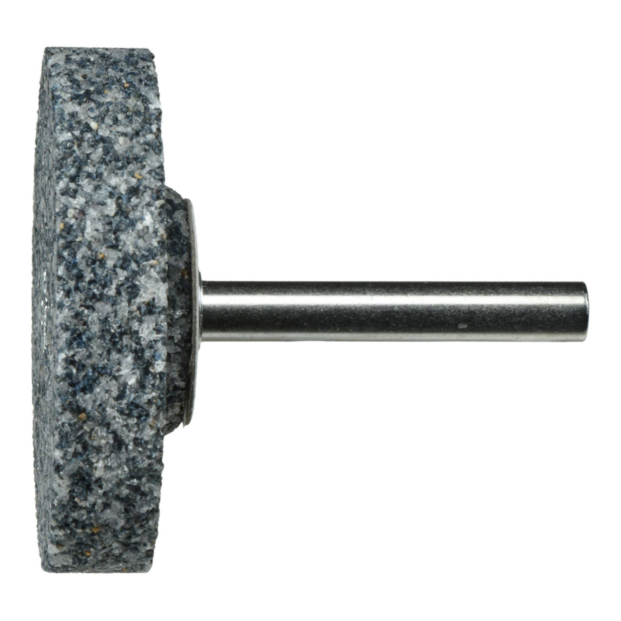 Ein rundes, strukturiertes graues Schleifrad mit einer Metallachse, das zum Schärfen oder Formen von Metallwerkzeugen verwendet wird.