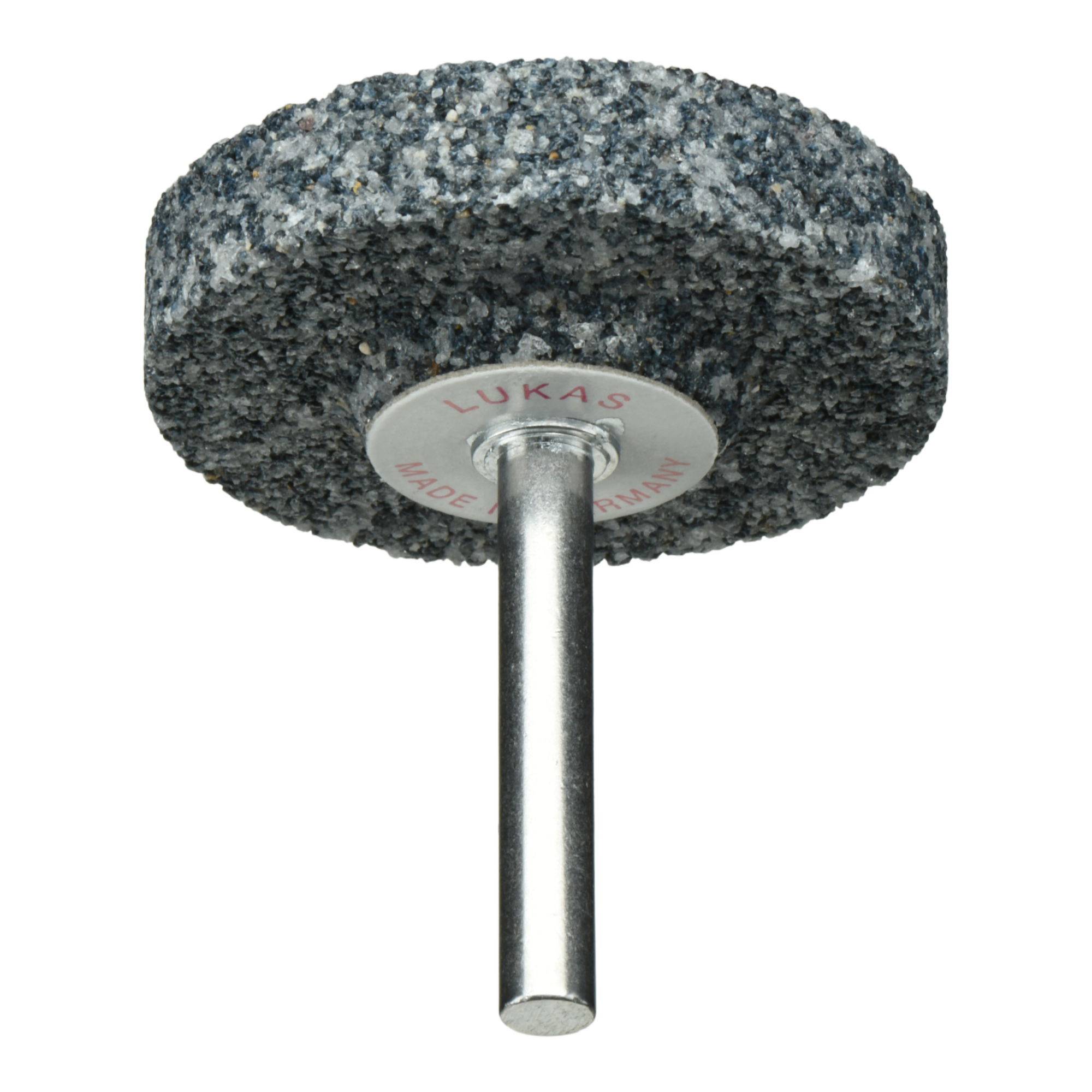 Ein rundes Schleifrad mit einer Metallachse, beschriftet mit 'LUKAS Made in Germany', zum Schleifen oder Schärfen verwendet.