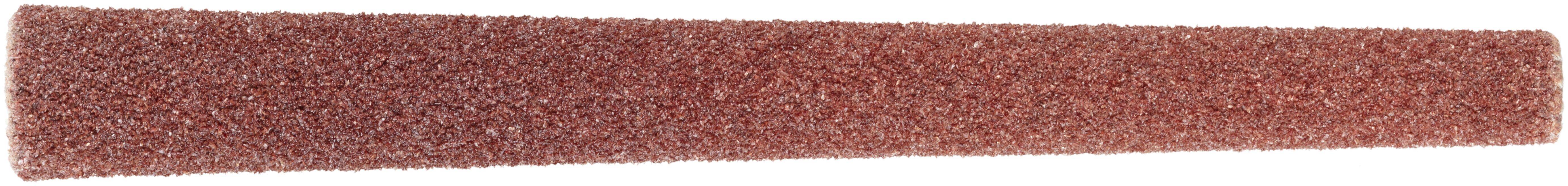 Ein langer, rechteckiger Streifen aus grober, brauner Schleifmaterialien, höchstwahrscheinlich Schleifpapier, der zum Glätten von Oberflächen verwendet wird.