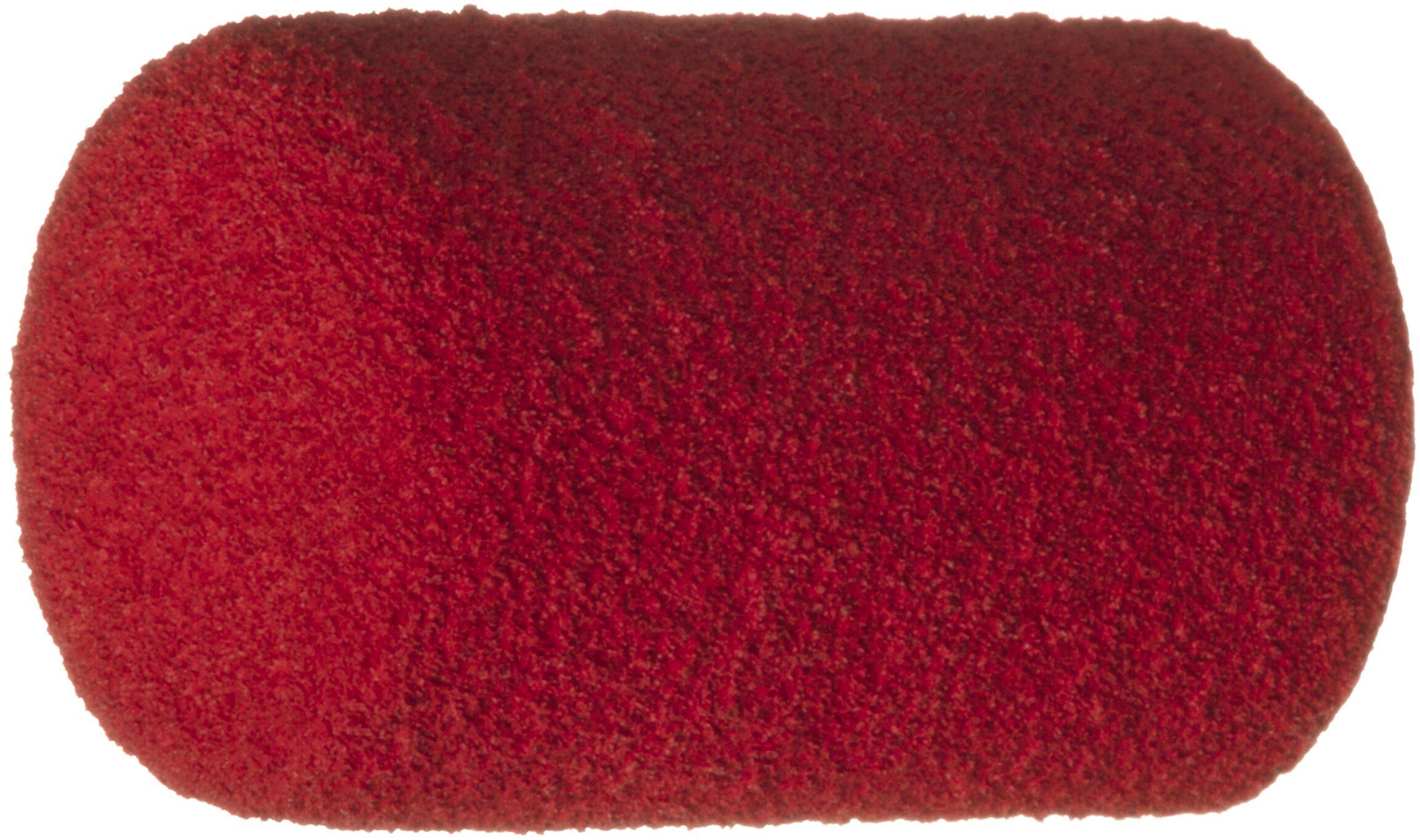 Ein zylindrischer, roter Mikrofaser-Schaumroller mit strukturierter Oberfläche, der zum Reinigen oder Auftragen von Produkten verwendet wird, vor einem einfarbigen Hintergrund.