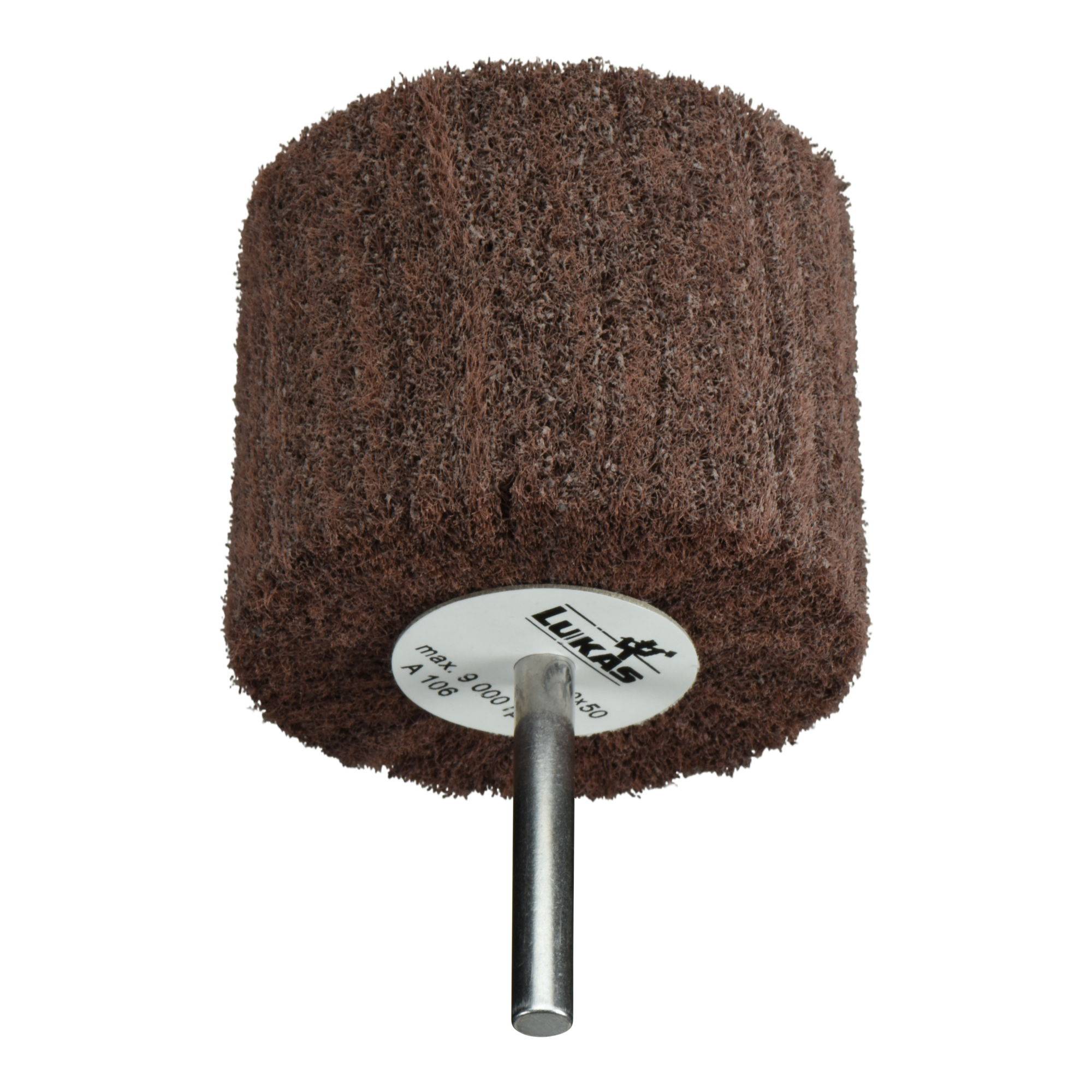 Eine zylindrische Schleiftrommel mit einer strukturierten braunen Schleifoberfläche, die an einer Metallachse befestigt ist und zum Glätten oder Polieren von Oberflächen verwendet wird.