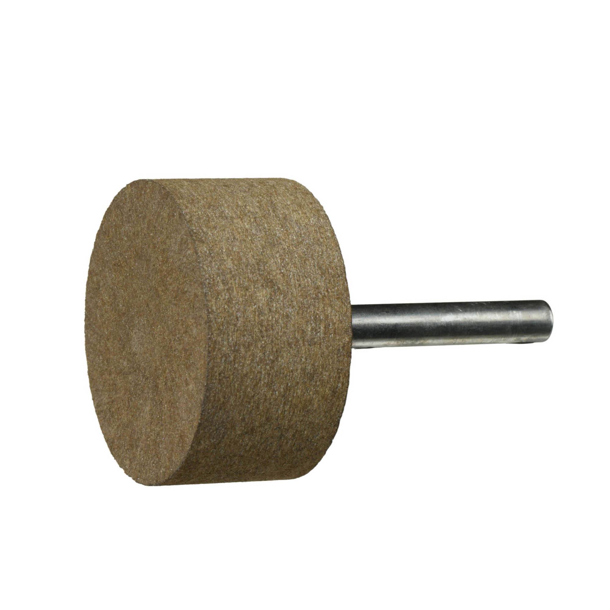 Ein zylindrischer Schleifstein mit einer Metallachse, verwendet zum Polieren oder Glätten von Oberflächen, vor einem weißen Hintergrund isoliert.