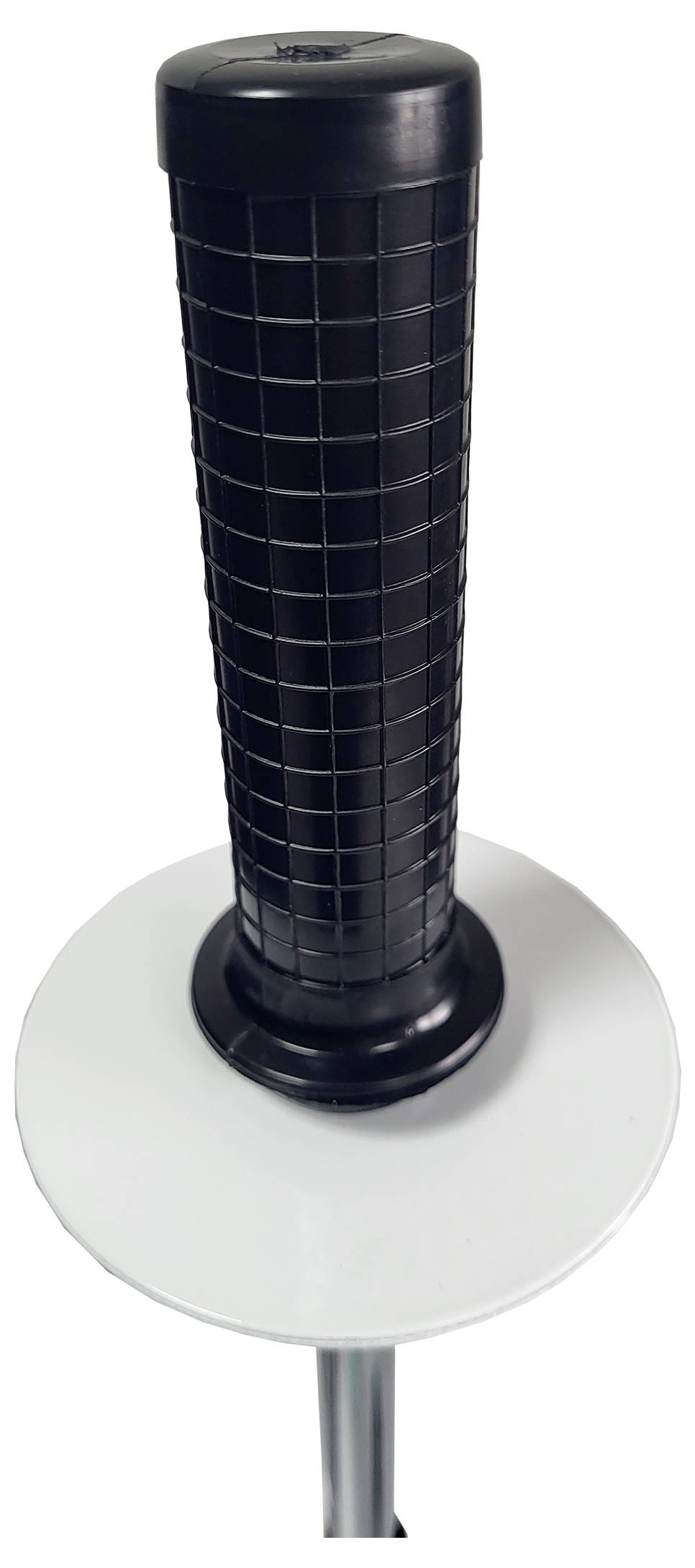 Eine vertikale schwarze Zylinderstange mit Gittermuster steht auf einer kreisförmigen weißen Basis, oben auf einer dünnen Metallstange, vor einem weißen Hintergrund.