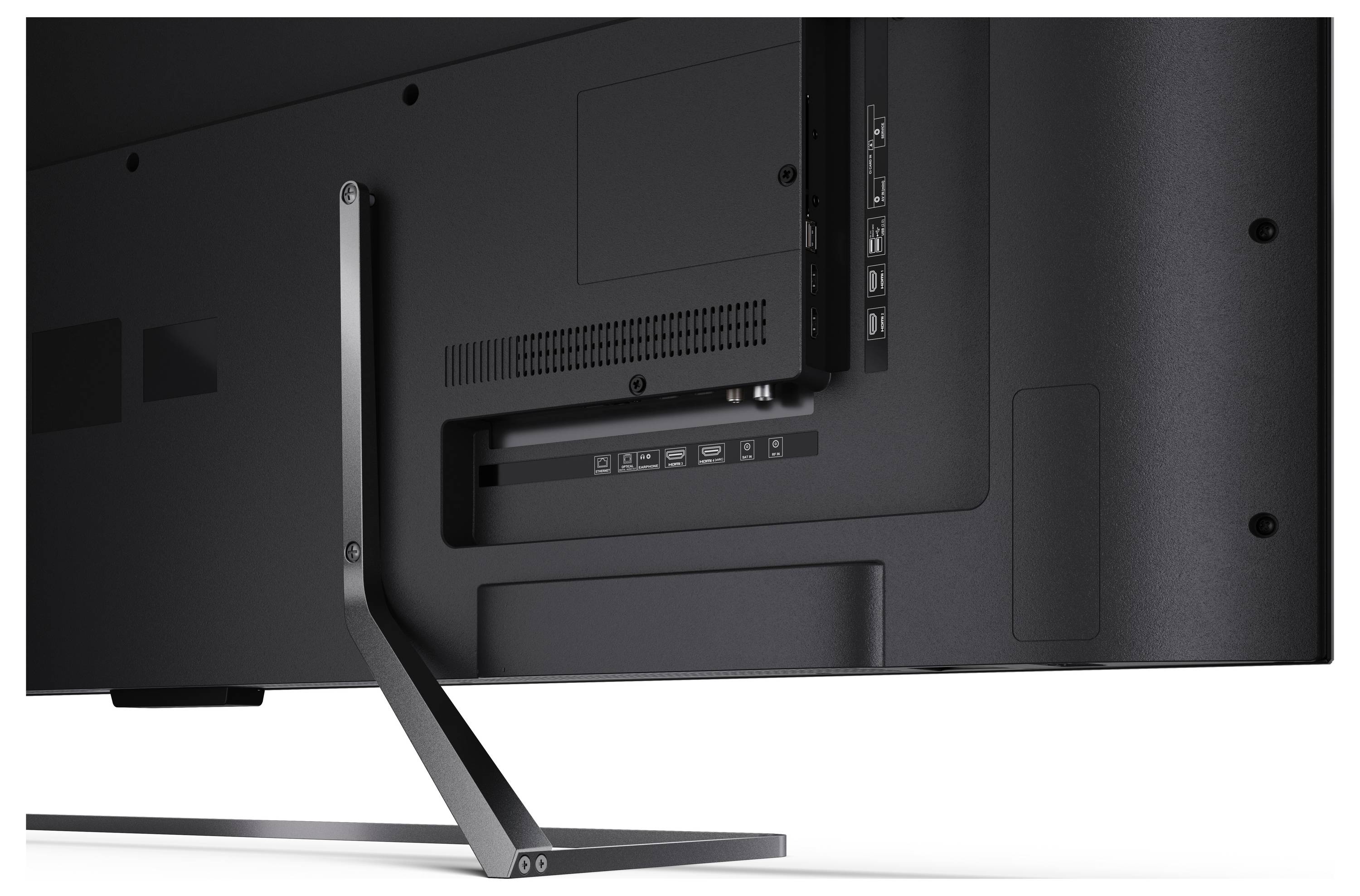 Rückansicht eines modernen Flachbildschirms auf einem schlanken Ständer, der mehrere Anschlüsse wie HDMI und USB für Konnektivitätsoptionen zeigt.