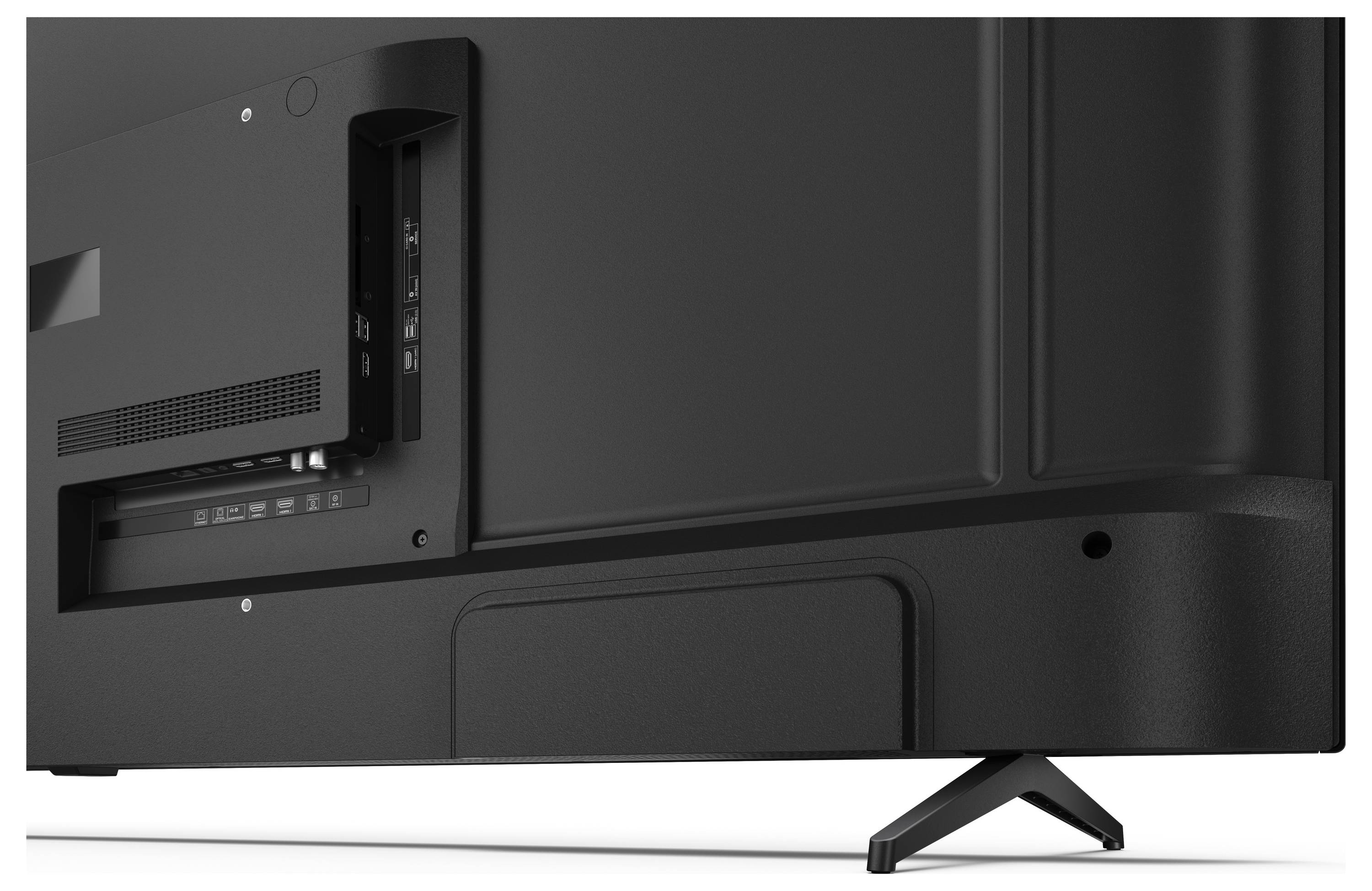 Rückansicht eines Flachbildfernsehers mit verschiedenen Anschlüssen und einem Ständer, die Konnektivitätsoptionen und Paneeldesign hervorheben.