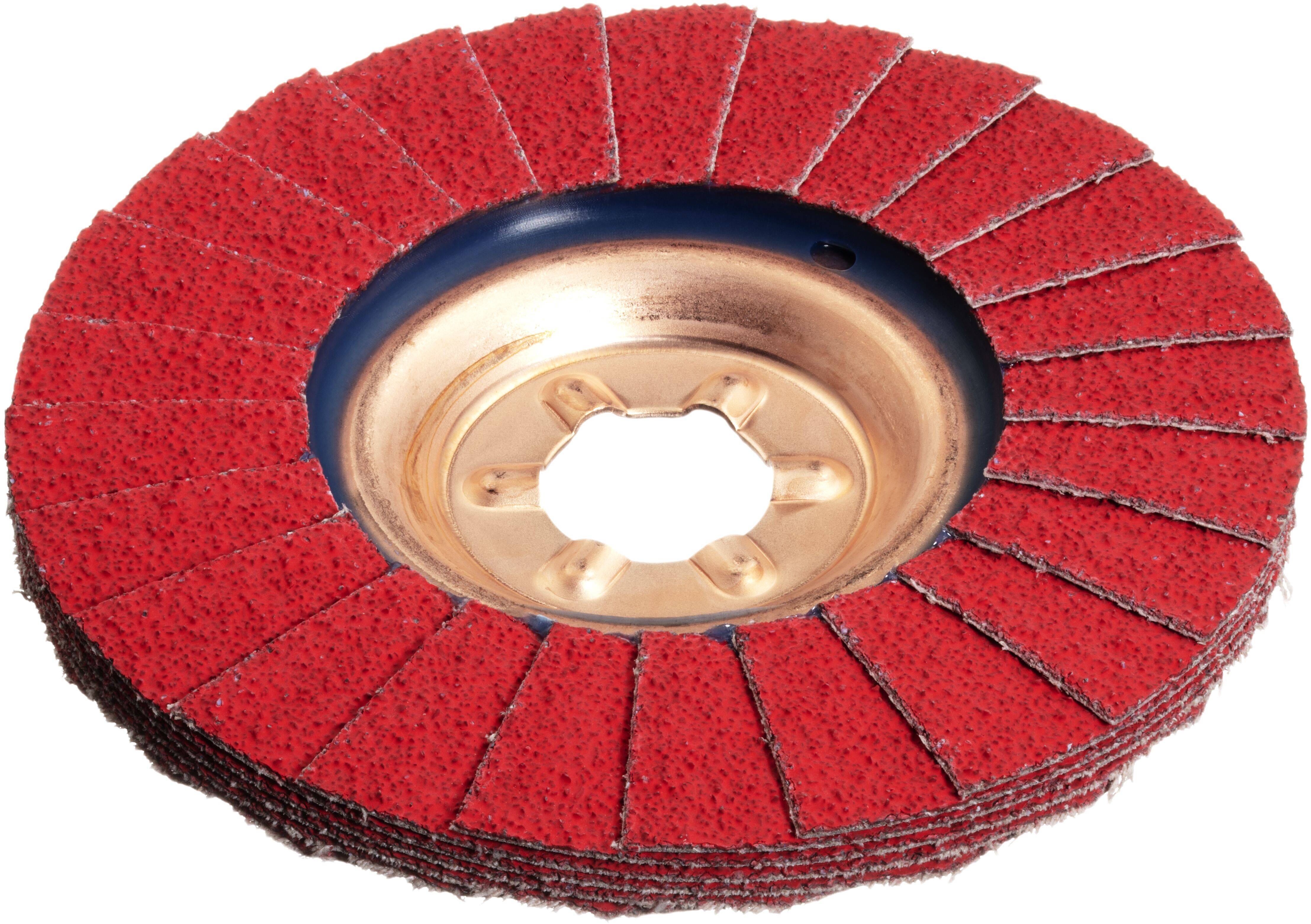 Eine rote Schleiffächerscheibe mit Metallzentrum, die zum Schleifen und Finish von Oberflächen verwendet wird, vor einem weißen Hintergrund.