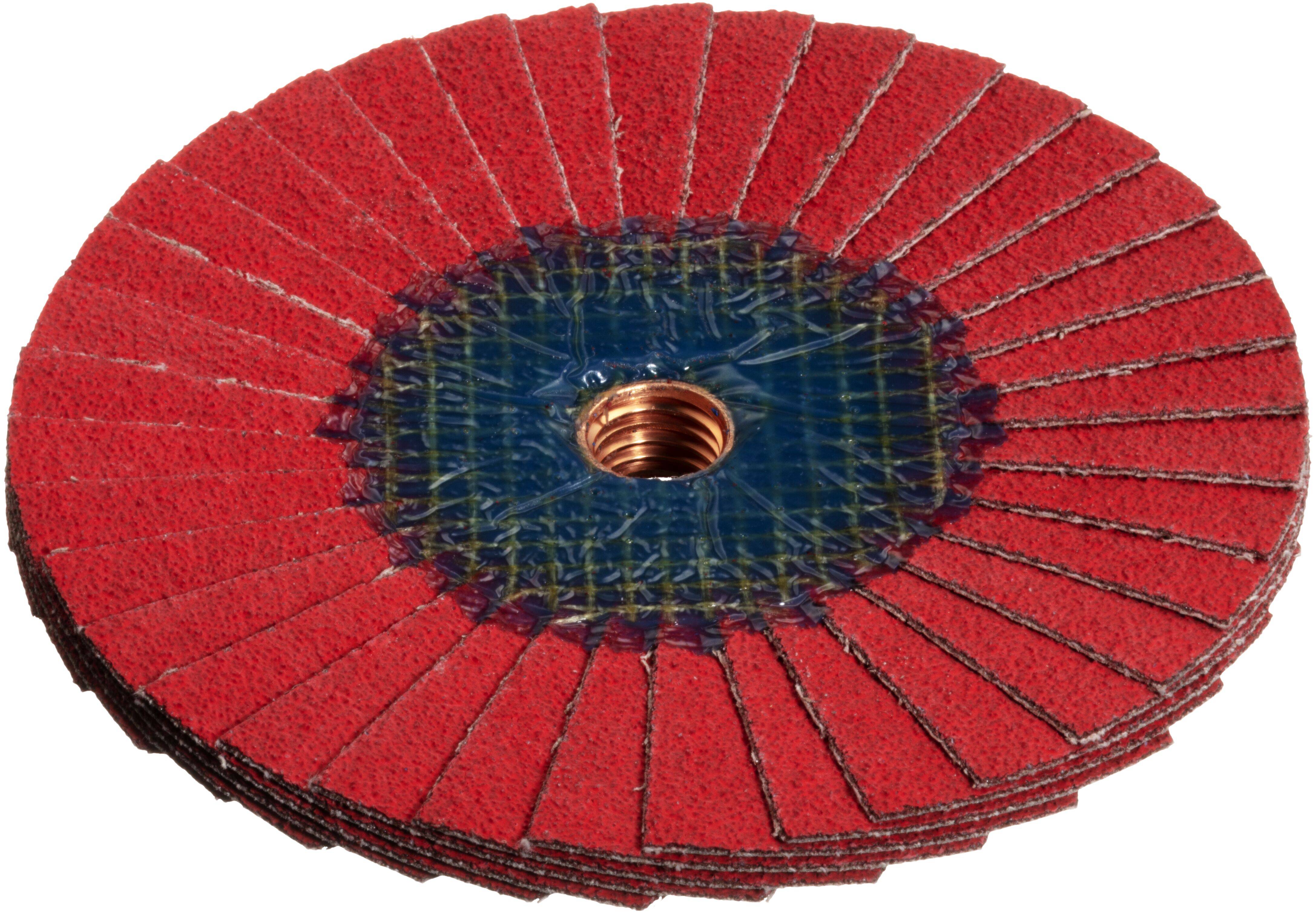 Eine rote Fächerschleifscheibe mit blauem Zentrum, die zum Schleifen und Bearbeiten von Oberflächen verwendet wird und eine Anordnung überlappender Schleiflamellen zeigt.