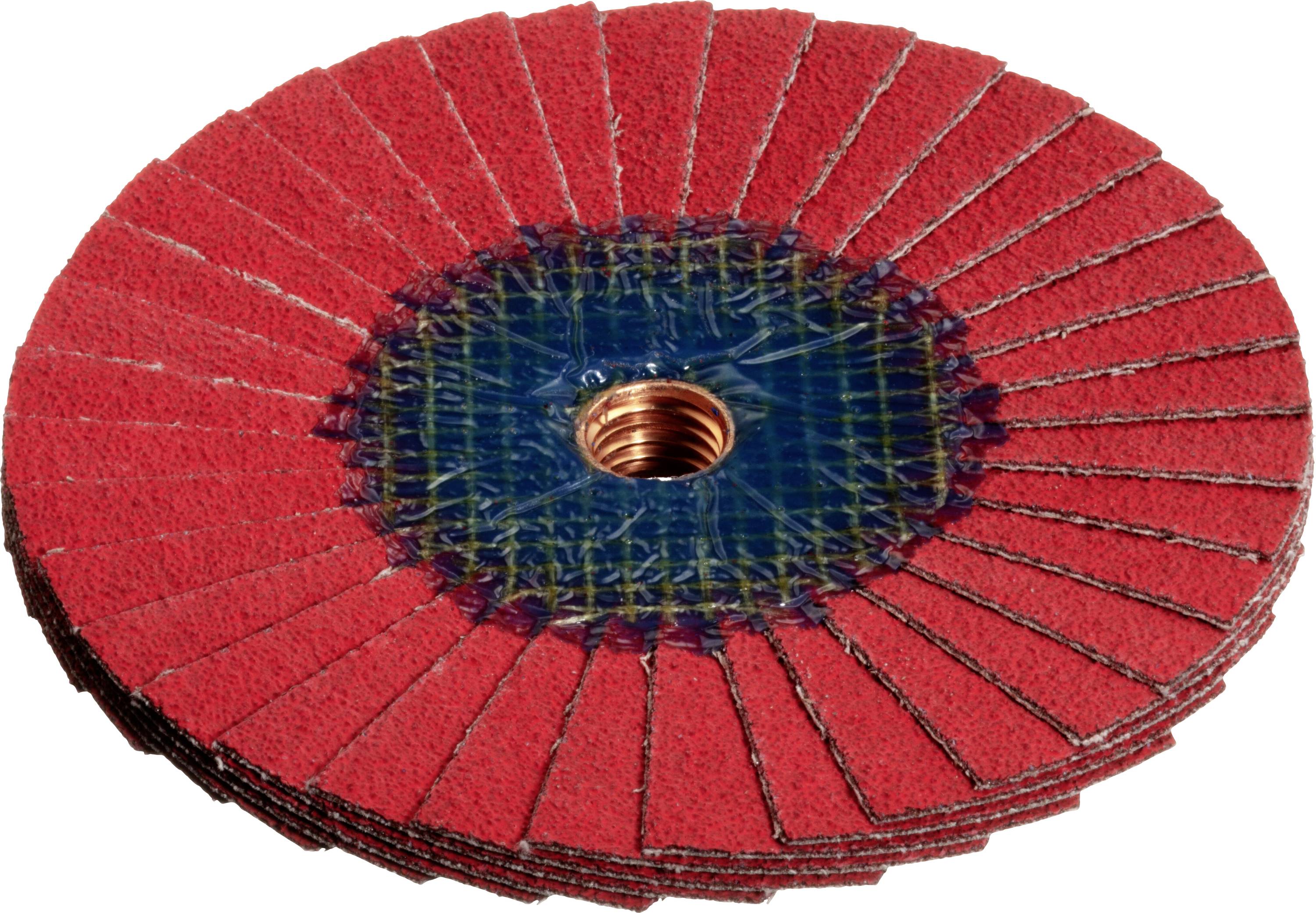 Eine rote Fächerschleifscheibe mit blauem Zentrum, verwendet zum Glätten und Bearbeiten von Oberflächen, mit überlappenden Lamellen in einer kreisförmigen Anordnung.