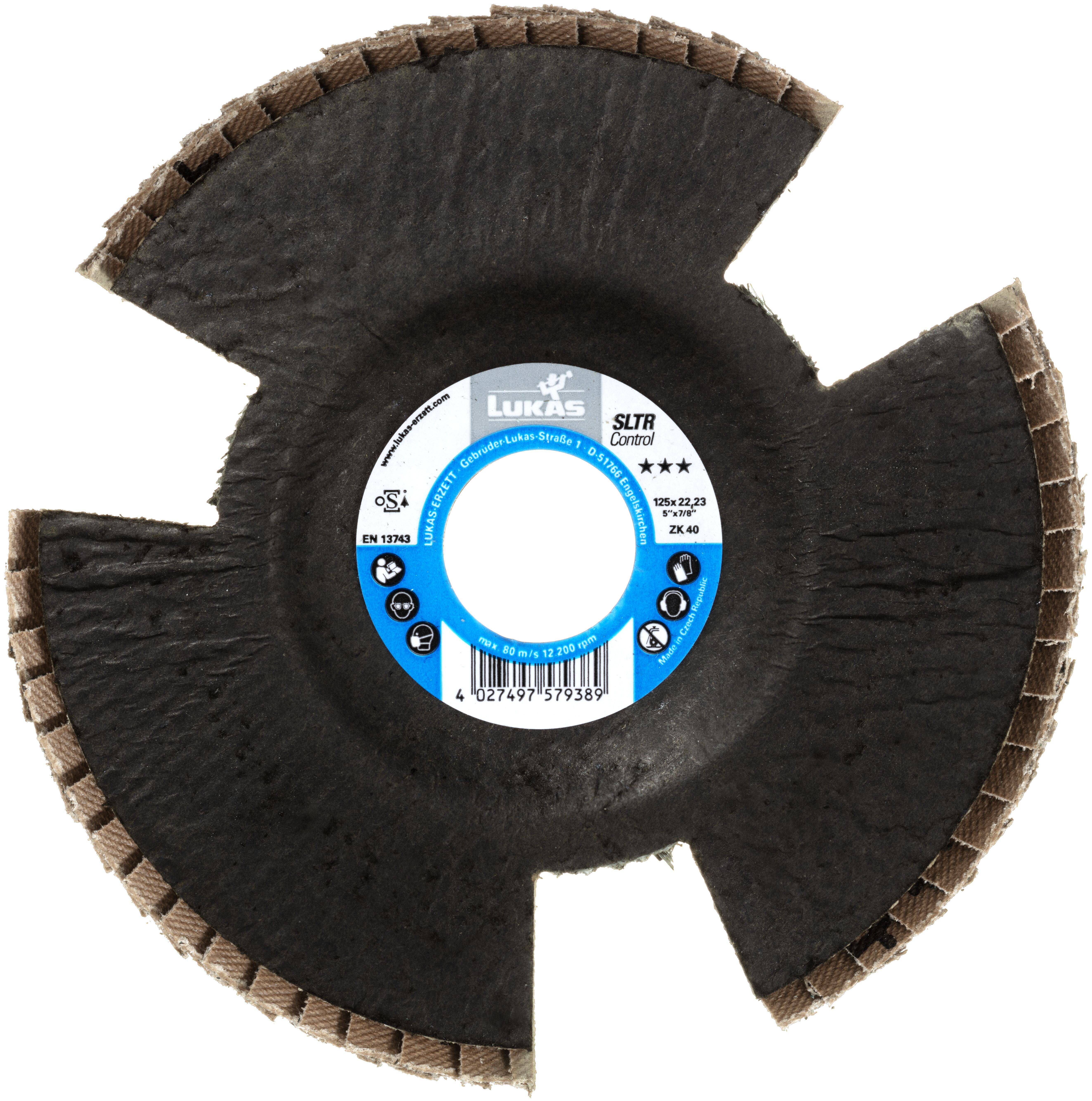 Eine runde Schleifscheibe mit drei ausgeschnittenen Bereichen und einem blauen Etikett in der Mitte. Das Etikett zeigt ein Logo und technische Spezifikationen.