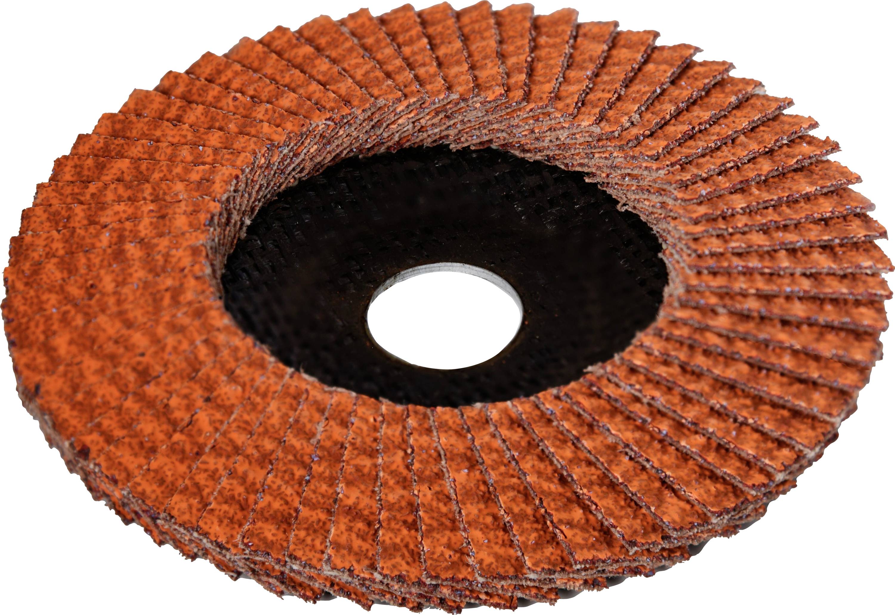 Eine rote Fächerschleifscheibe mit zentraler Bohrung, die aus geschichteten Segmenten besteht und in industriellen Umgebungen zum Schleifen oder Abrasieren von Materialien verwendet wird.