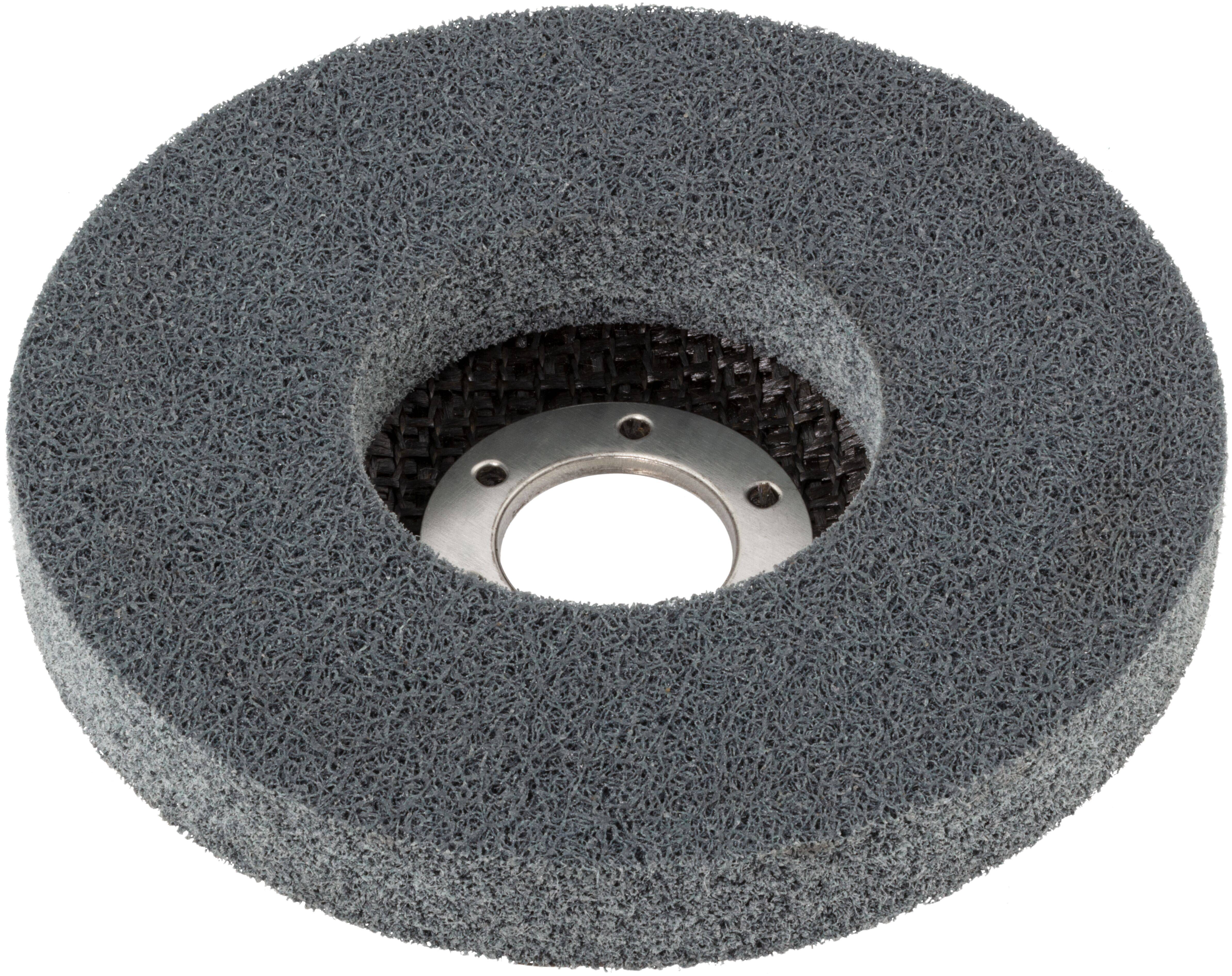 Ein rundes, graues Schleifrad mit einer texturierten, porösen Oberfläche und einem Metallzentralloch, das zum Schleifen oder Polieren von Materialien verwendet wird.