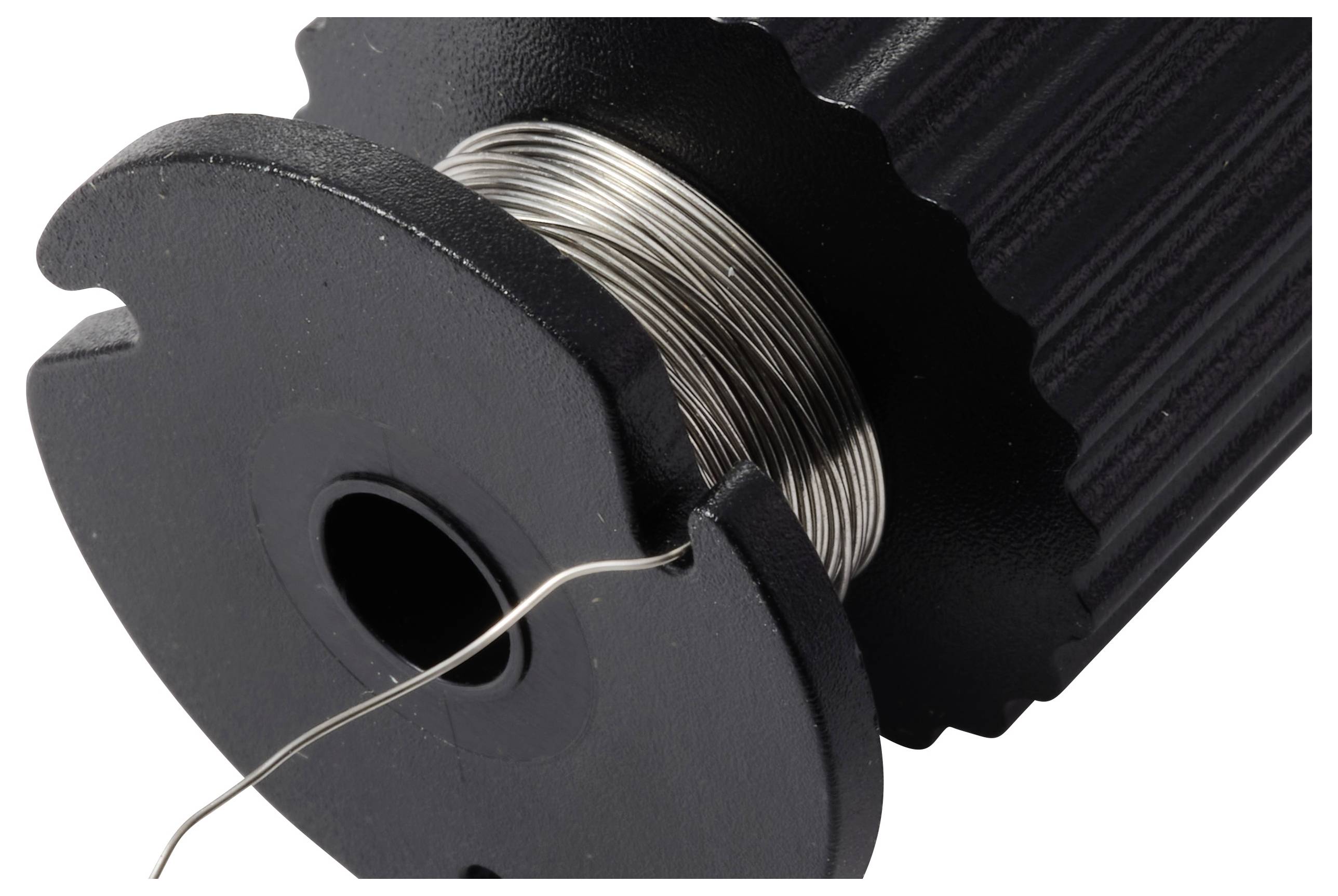 Eine Rolle Metalldraht ist teilweise abgewickelt, um eine schwarze Kunststoffspule mit gerillten Kanten gewickelt, bereit zur Verwendung beim Löten oder für Bastelarbeiten.