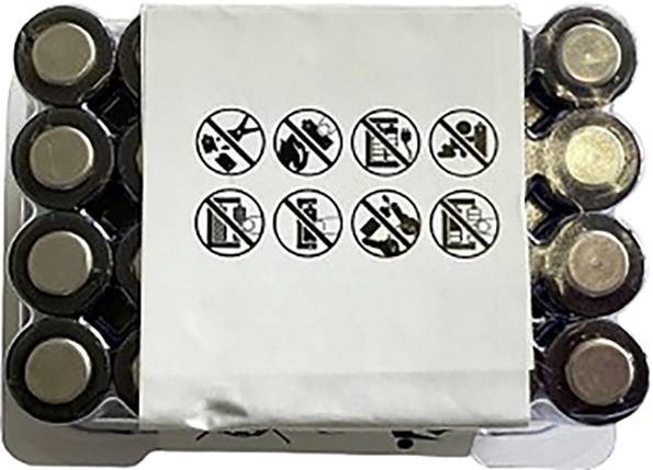 Eine Batterieverpackung zeigt Sicherheitssymbole, einschließlich der Warnungen 