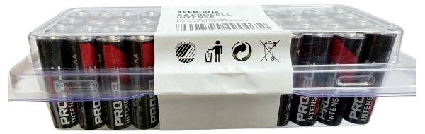Eine Packung mit 48 AA-Batterien in einem transparenten Plastikgehäuse mit einer Etikette, die Symbole für Recycling, ordnungsgemäße Entsorgung und Nutzungswarnungen zeigt.