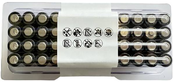 Eine Packung mit 40 AA-Batterien in Reihen, umwickelt mit einem Etikett, das Symbole für Entsorgung und Nutzungshinweise zeigt.