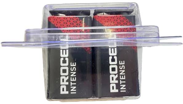 Zwei 'PROCE INTENSE' Batterien in einer durchsichtigen Plastikverpackung, von oben betrachtet, wobei die Batteriemarkierung und das Verpackungsdesign zu sehen sind.