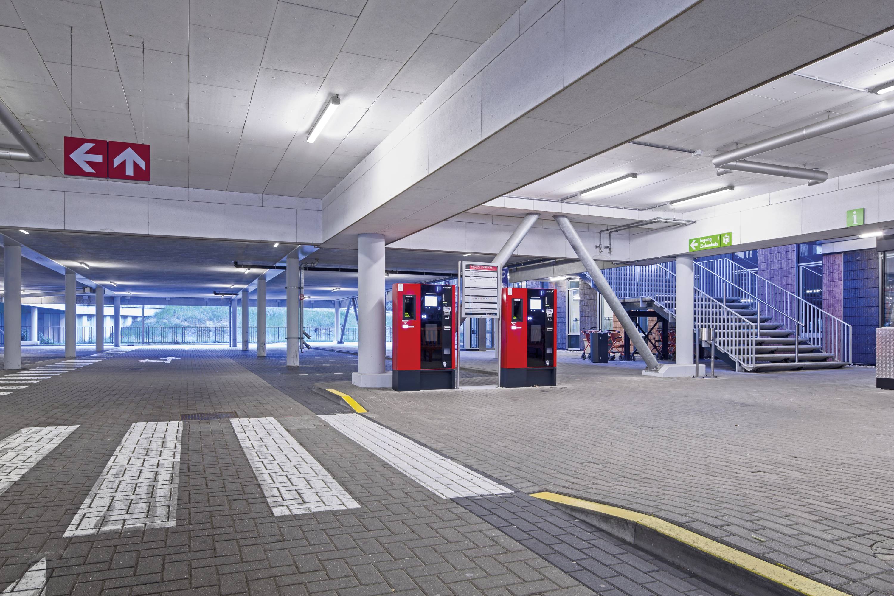 Trilux 2315 G4 1500 55/38/ML-8MC ET PC +LV Feuchtraumleuchte 48W