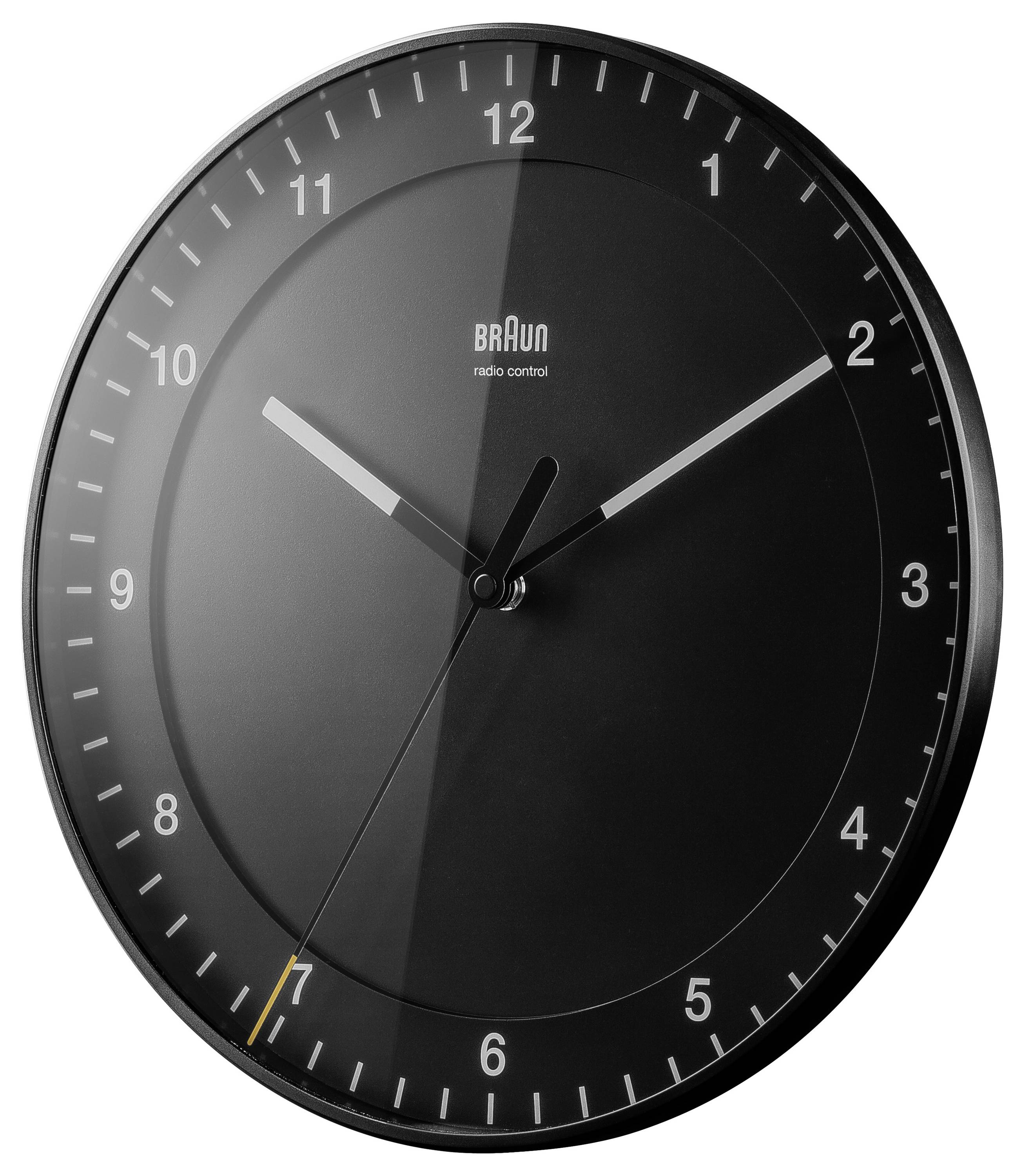 Eine schwarze Wanduhr mit weißen Stunden- und Minutenzeigern und einem gelben Sekundenzeiger, die die Zeit von ungefähr 10:11 Uhr anzeigt.