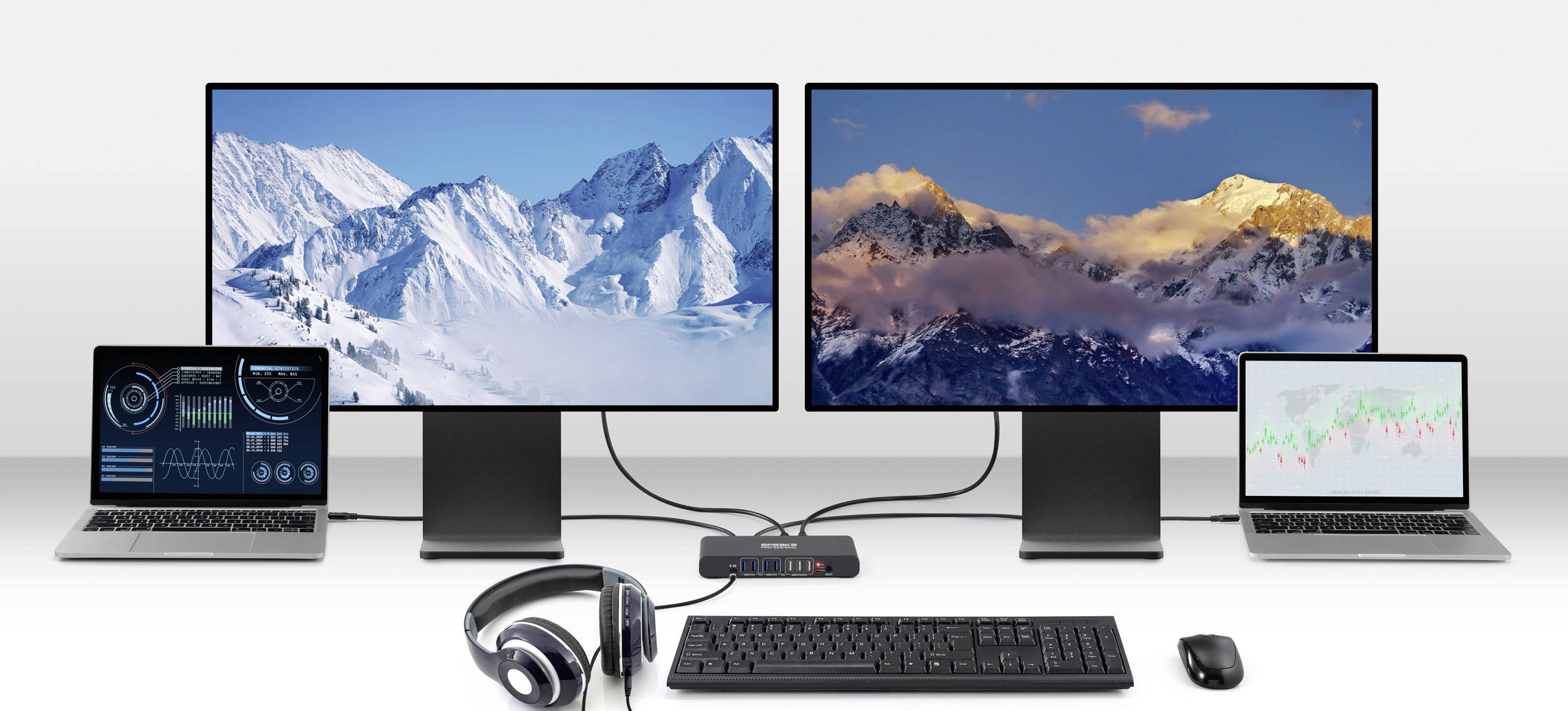 Eine Dual-Monitor-Konfiguration, die mit zwei Laptops verbunden ist und verschneite Berge sowie Diagramme anzeigt. Eine Tastatur, Maus und Kopfhörer sind davor platziert.