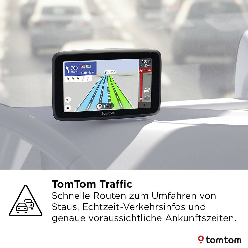 Ein GPS-Gerät auf dem Armaturenbrett eines Autos zeigt eine Route mit Verkehrsindikatoren. Es verfügt über ein digitales Display mit Straßenkarten und Fahrzeug-Symbolen.