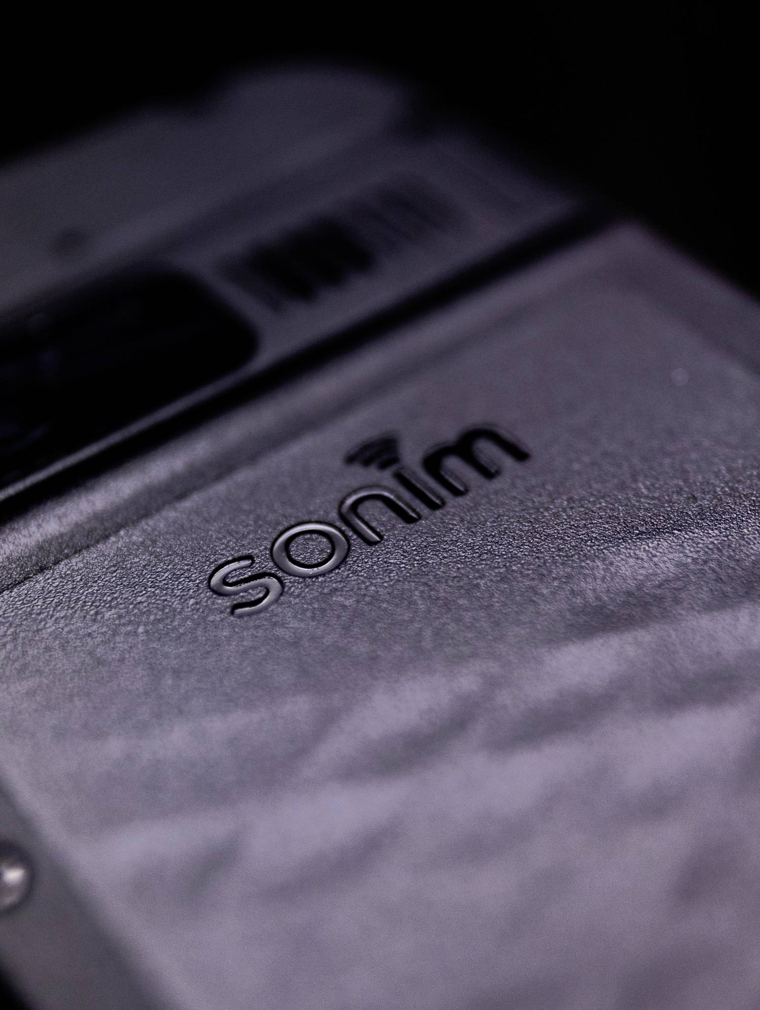 Das Bild zeigt eine Nahaufnahme eines Sonim-Geräts, die seine strukturierte Oberfläche und das Markenlogo hervorhebt.