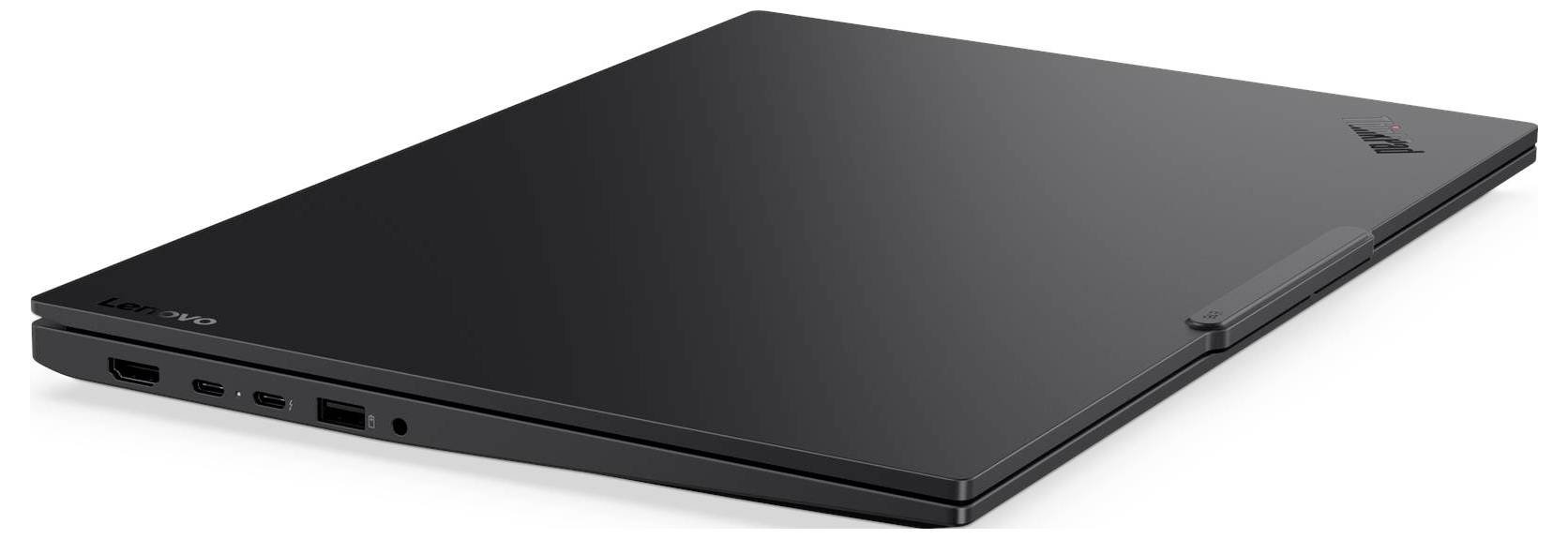 Ein geschlossener schwarzer Laptop mit elegantem Design, der Anschlüsse an der Seite und ein stilisiertes Logo in der oberen Ecke zeigt.