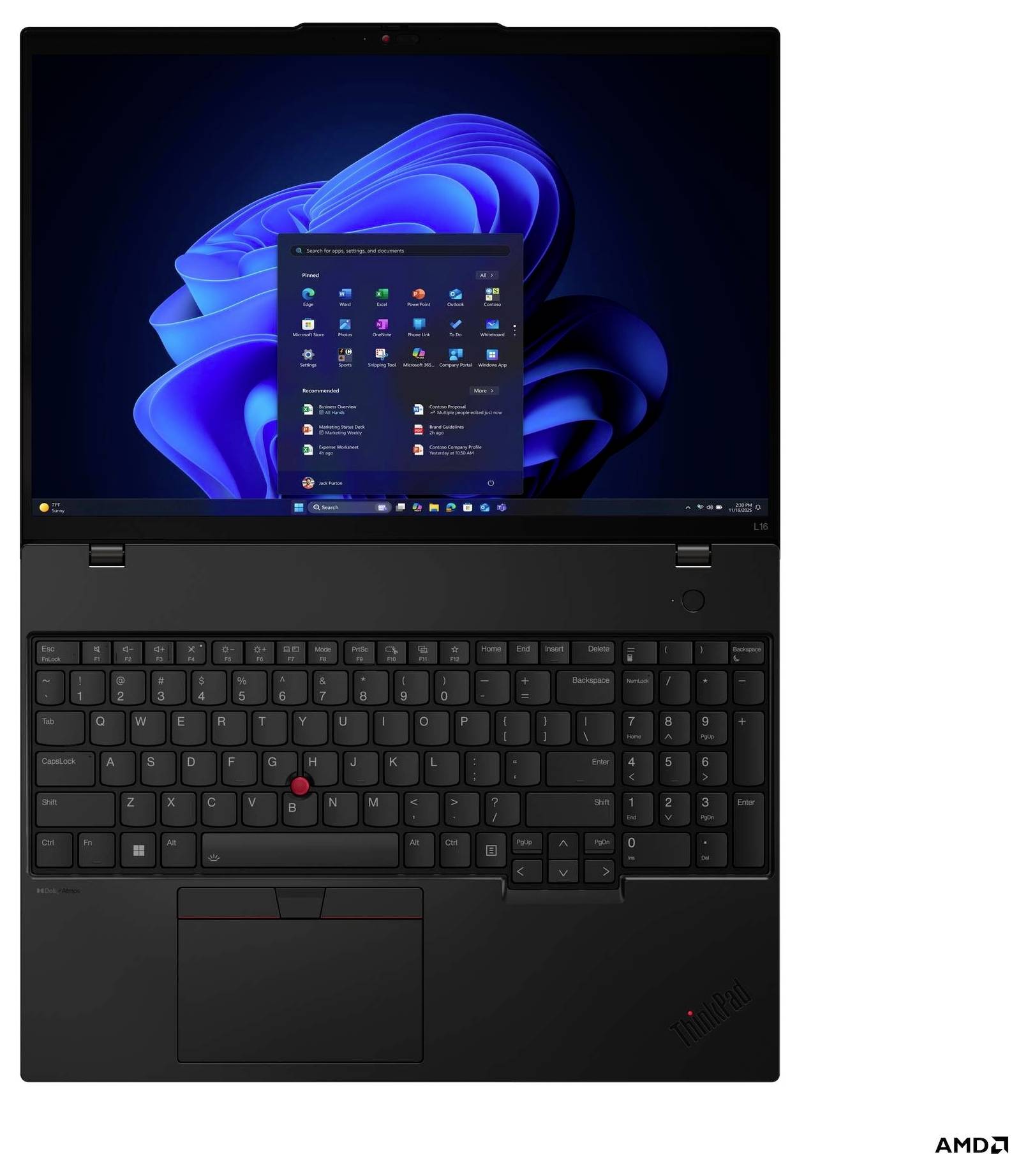 Ein schwarzer Laptop, der das Windows 11 Startmenü auf seinem Bildschirm zeigt, mit einer sichtbaren Tastatur und dem AMD-Logo in der unteren rechten Ecke.