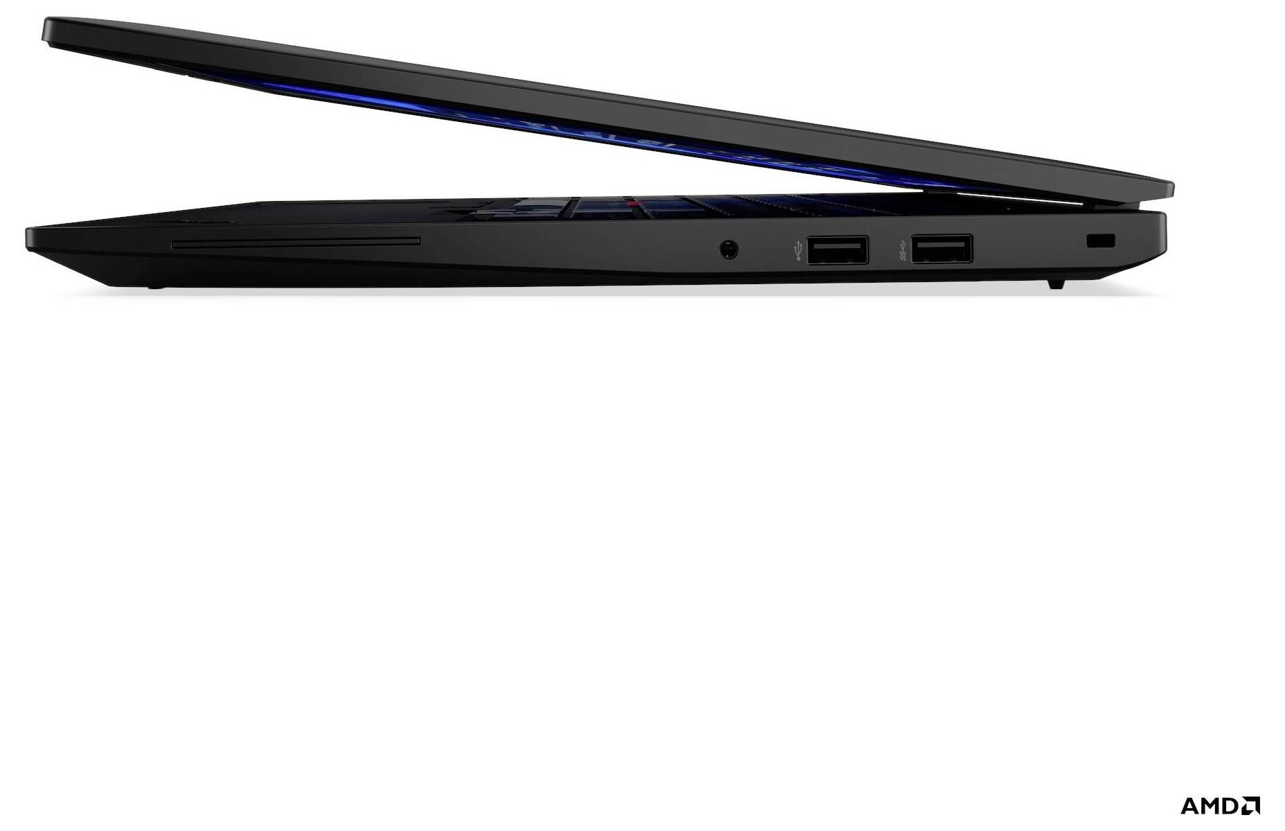 Ein schlankes, halb geöffnetes Laptop, das Anschlüsse an der Seite zeigt, vor einem weißen Hintergrund.