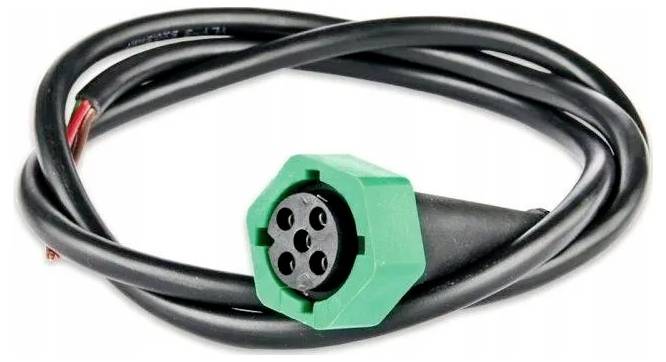 Ein aufgerolltes schwarzes Kabel mit einem grünen, sechseckigen Elektrostecker mit fünf Löchern, das zur Stromversorgung oder Datenübertragung verwendet wird.