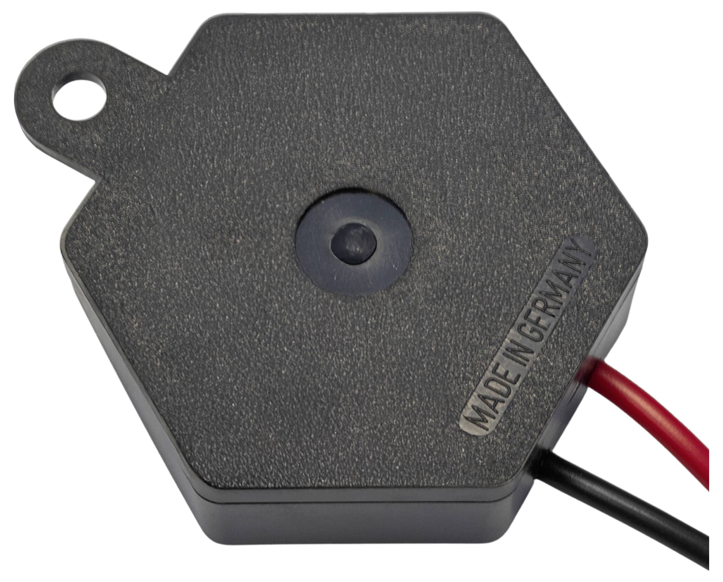 Ein schwarzer, kreisförmiger 13-poliger Anhängerstecker mit offener Haube, die Metallstifte zeigt, die in einem spezifischen Muster für elektrische Verbindungen angeordnet sind.