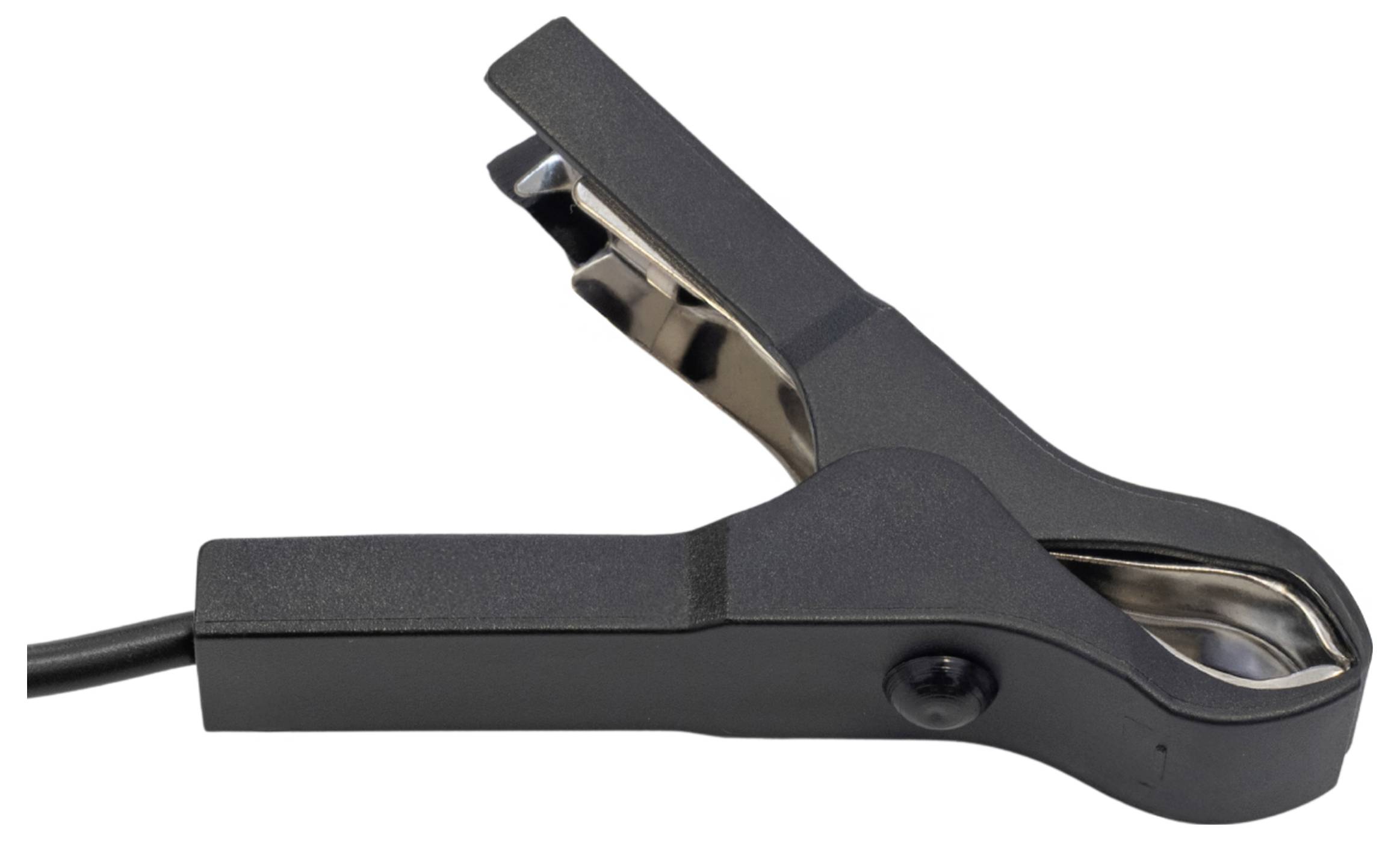 Eine Nahaufnahme eines schwarzen Krokodilklemme, die häufig für elektrische Verbindungen verwendet wird, zeigt ihre strukturierten Backen und angeschlossenen Draht.