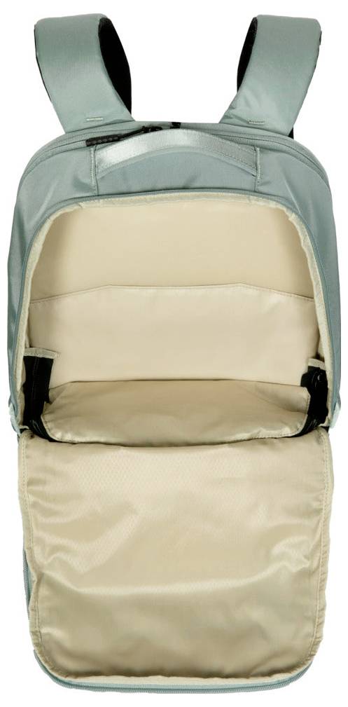 Ein hellblauer Rucksack mit schwarzen Trägern, geöffnet, um das beige Innenfutter mit zwei Hauptfächern und einem Laptopfach zu zeigen.