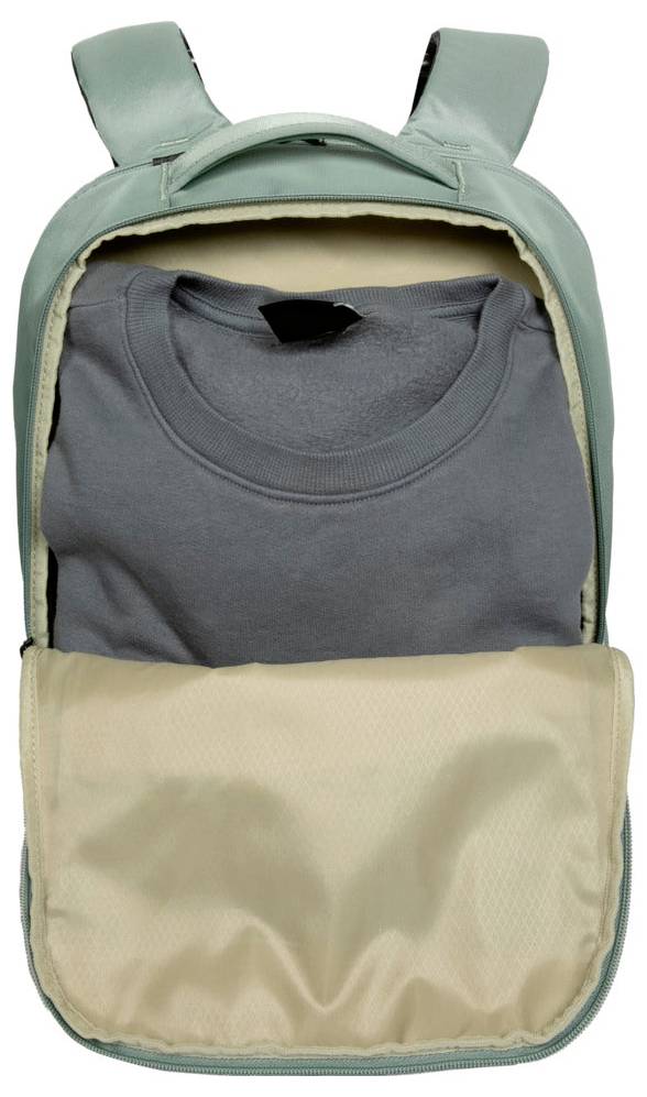 Ein petrolblauer Rucksack mit beigefarbener Innenseite, in dem ein ordentlich zusammengefaltetes graues Sweatshirt liegt. Der Rucksack ist geöffnet, um seinen Inhalt zu zeigen.