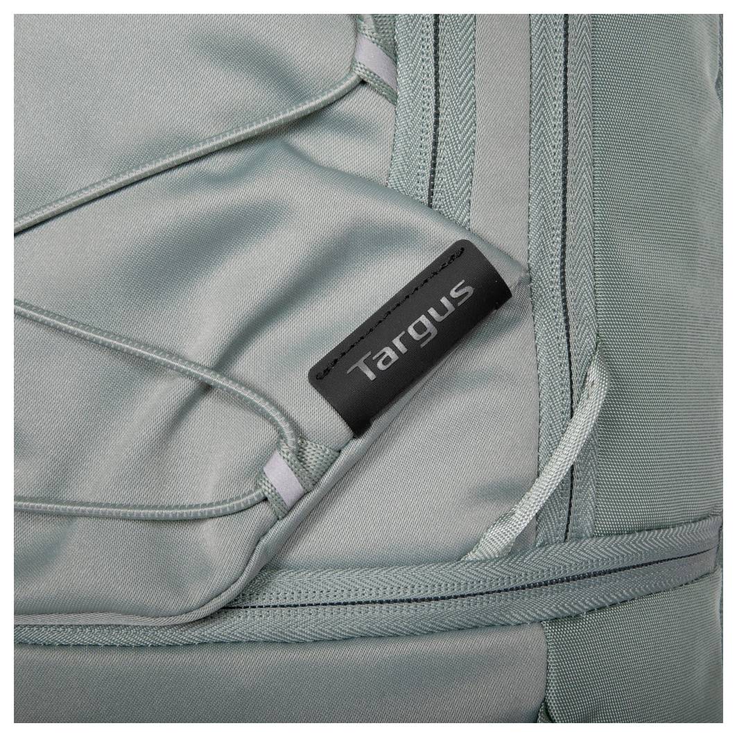 Eine Nahaufnahme eines hellgrauen Rucksacks mit sichtbarem 'Targus' Etikett auf einem Lederaufnäher, die Reißverschlussdetails und Nähte zeigt.